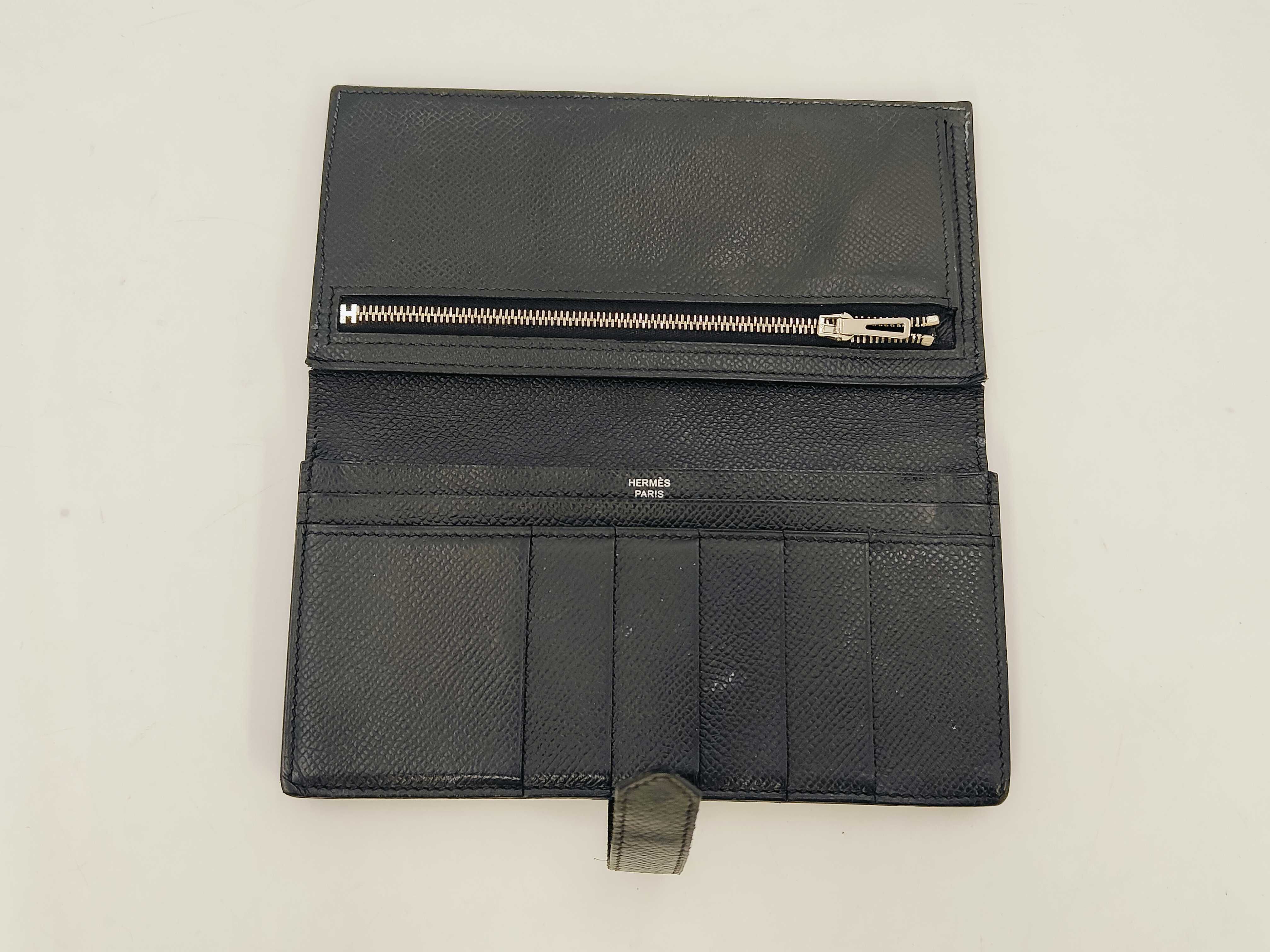 Bear Soufflé Fold Wallet Black C Engraved Wallet — view 8