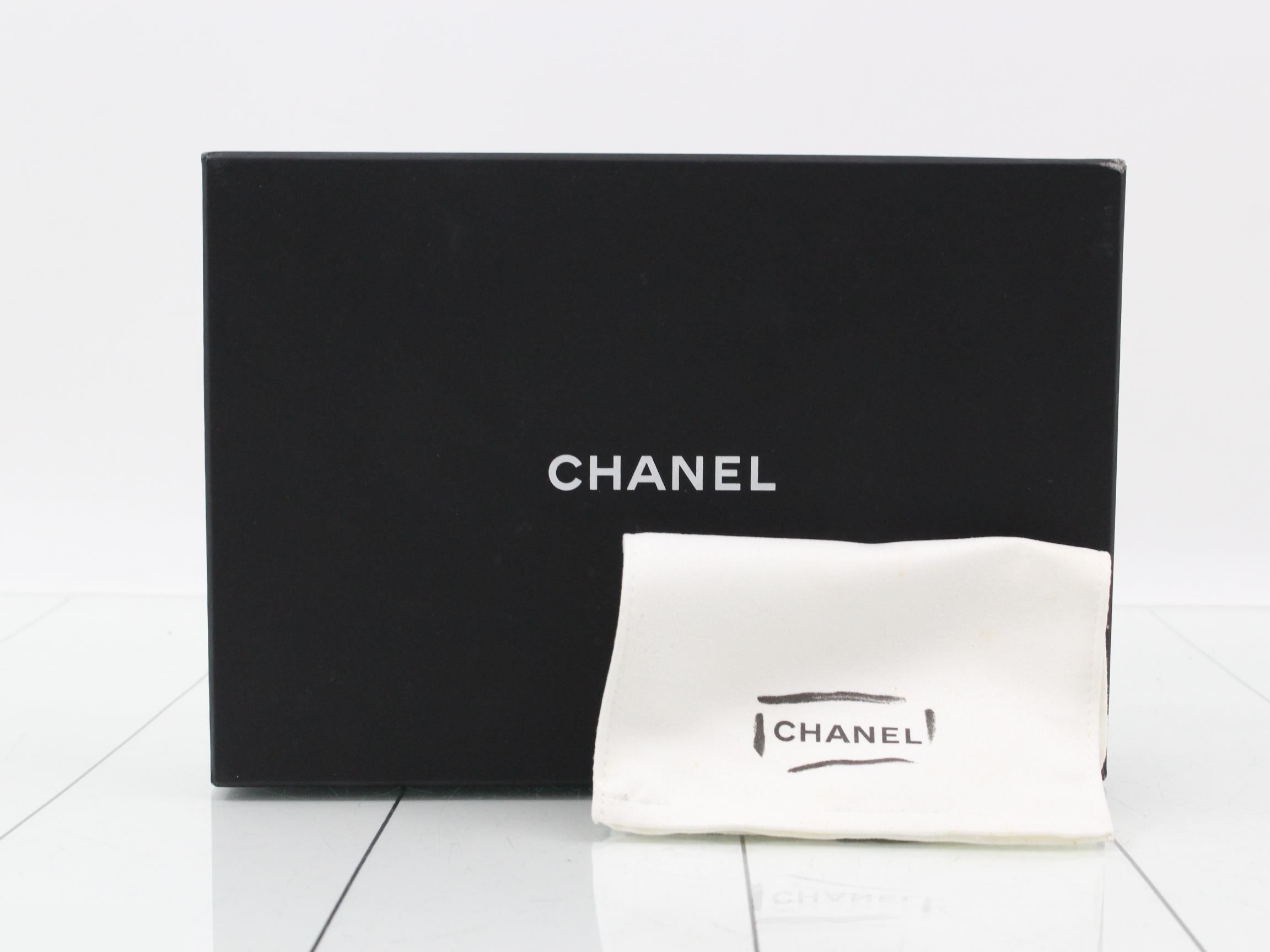 Matelassé Caviar Skin Chain Wallet — view 5