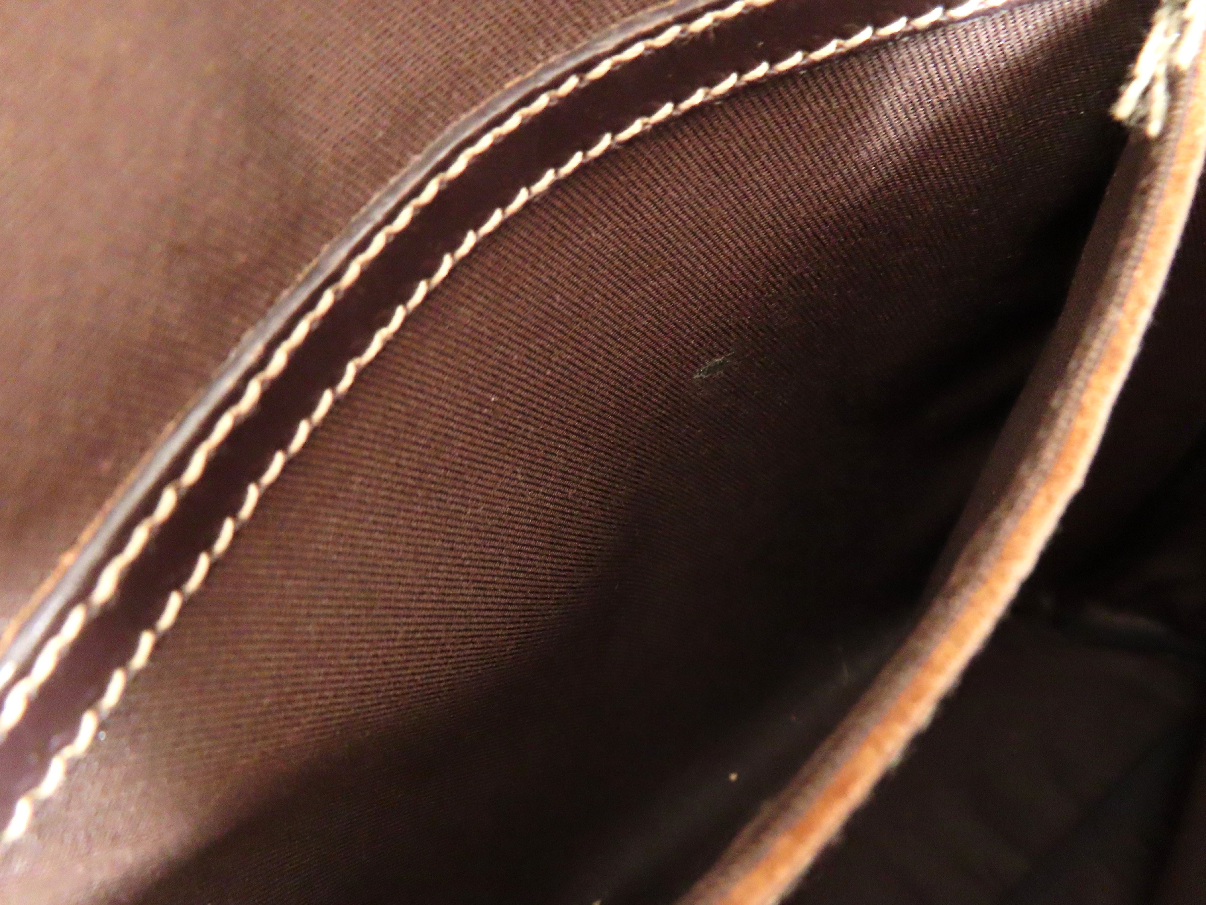 GG Supreme Shoulder Bag — view 12
