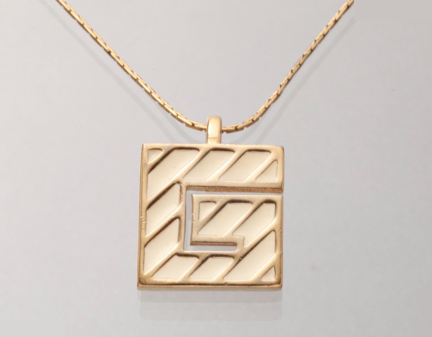 Other lines: Precious metals, necklaces, pendants, chains approximately 40cm long.