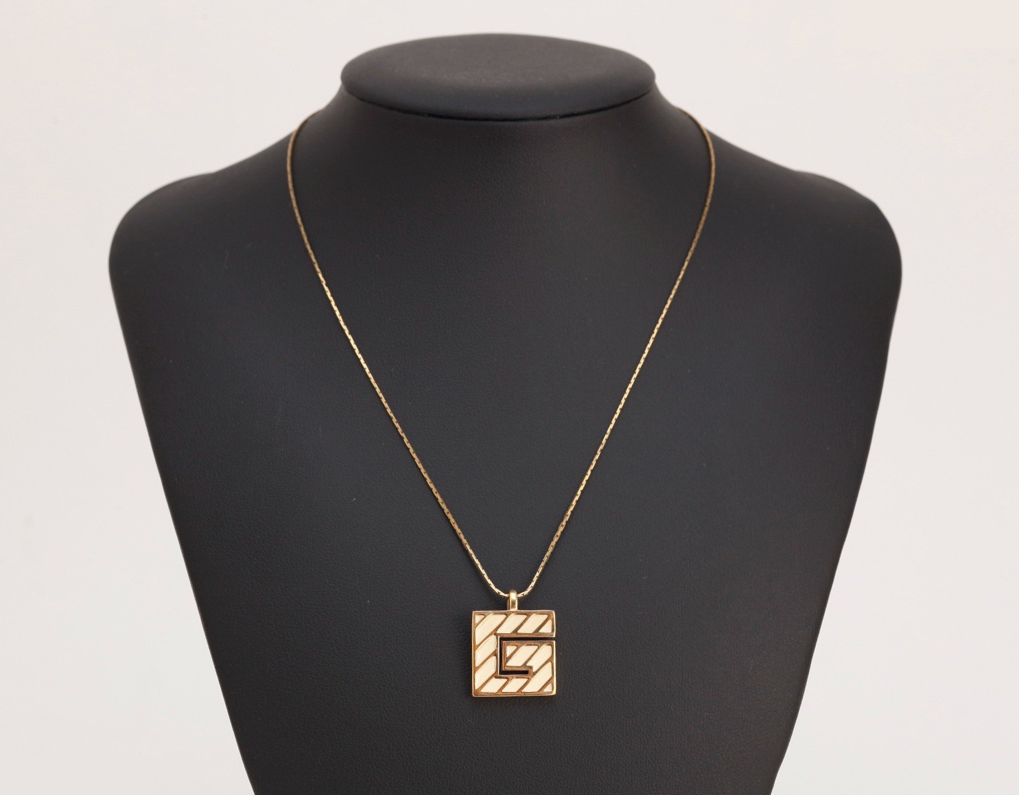Other lines: Precious metals, necklaces, pendants, chains approximately 40cm long. — view 2