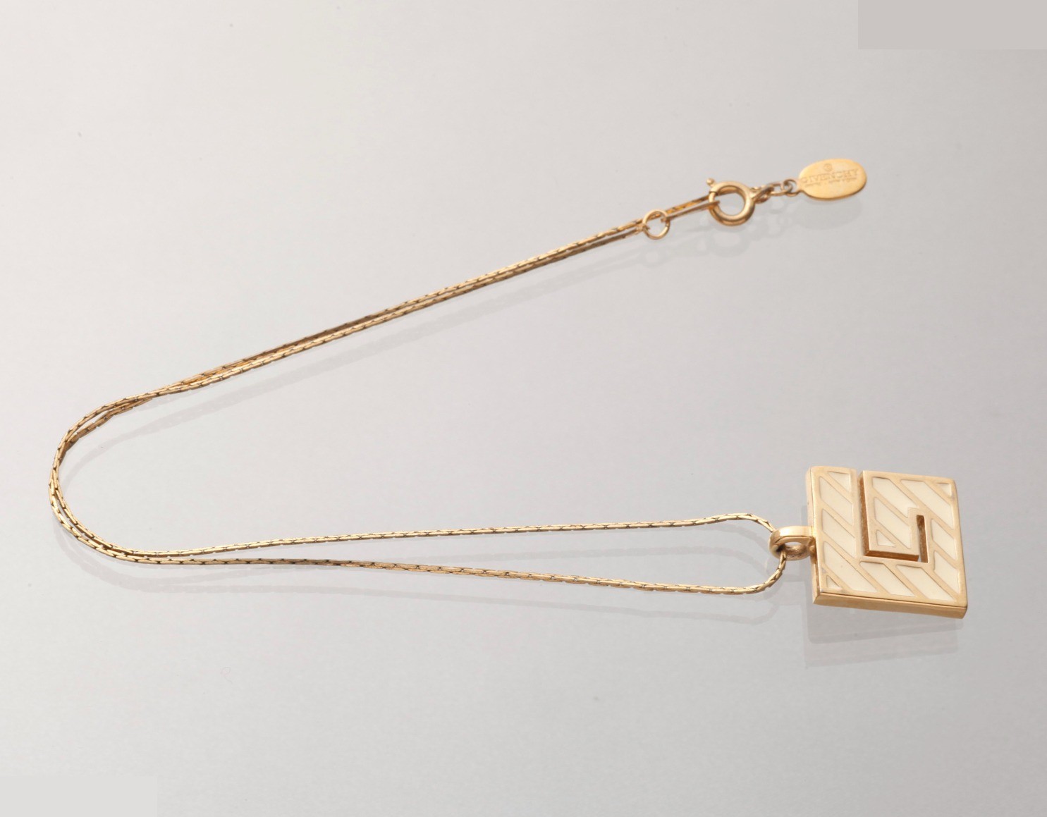 Other lines: Precious metals, necklaces, pendants, chains approximately 40cm long. — view 3