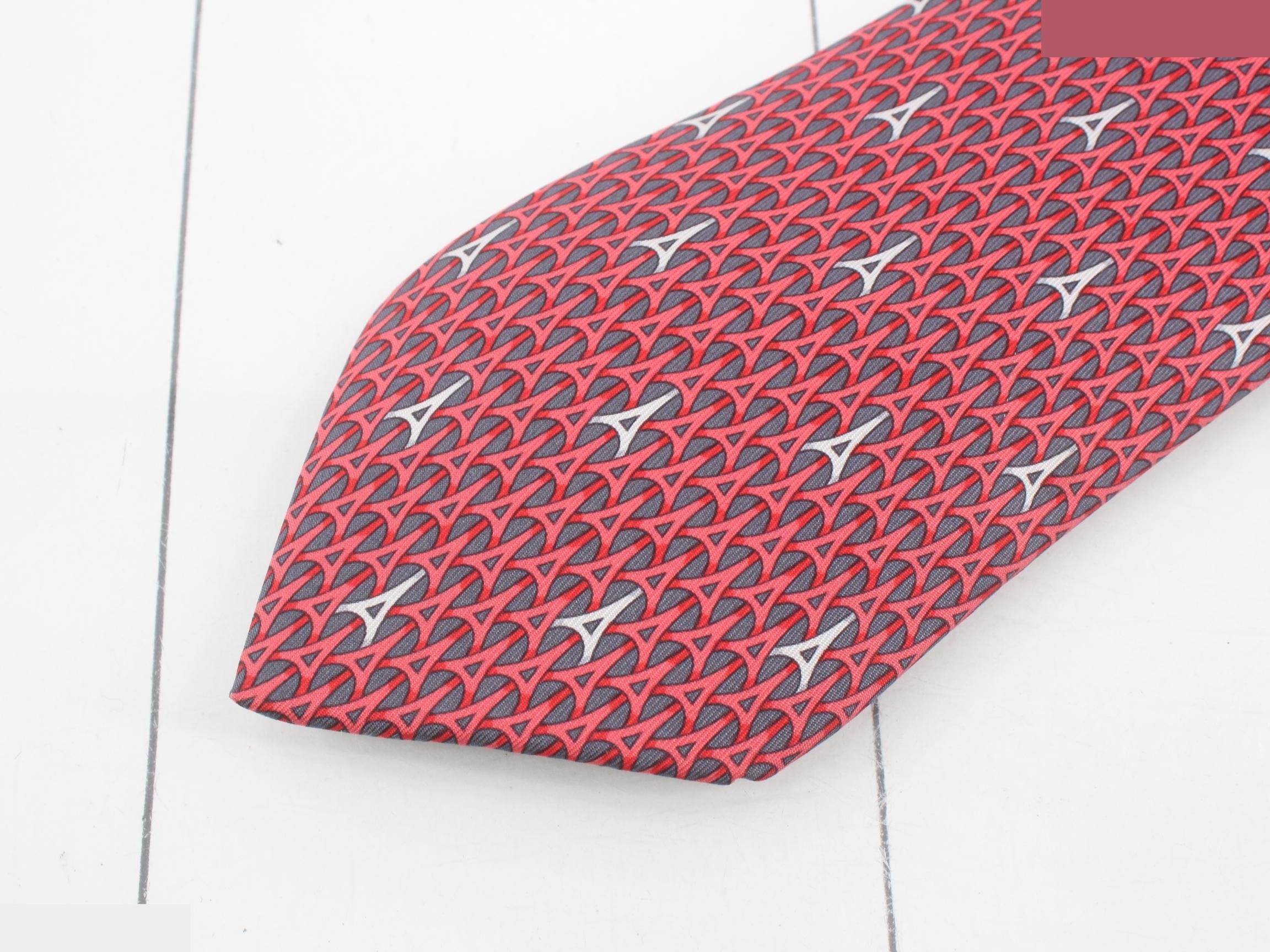 tie — view 3