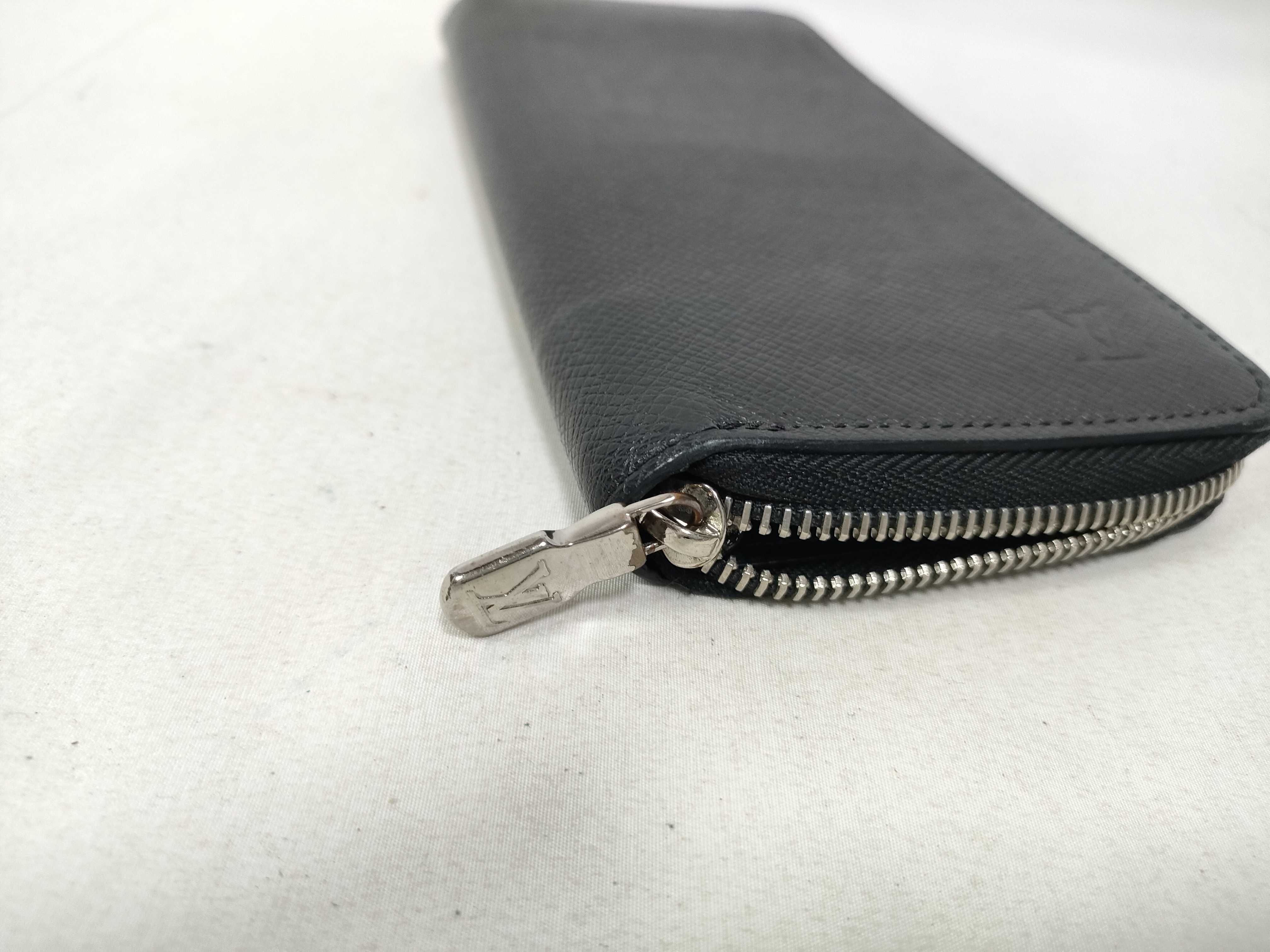 Taiga (Louis Vuitton) Long Wallet Taiga Zippy Wallet Vertical M30510 Blue Marine Leather Wallet — view 3