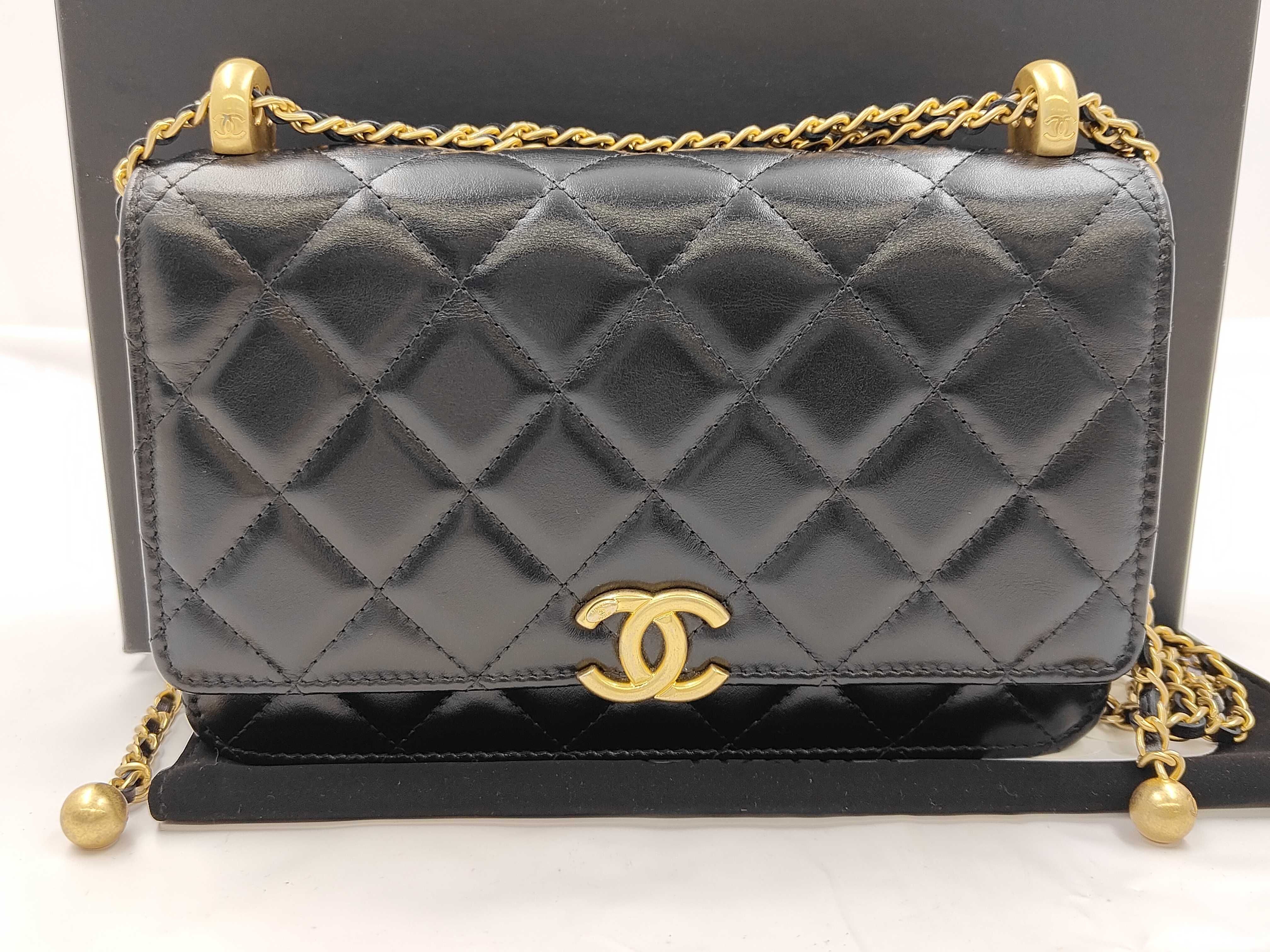 Lambskin Chain Wallet AP2289B06092 Black Gold Hardware Serial Plate Shoulder Bag