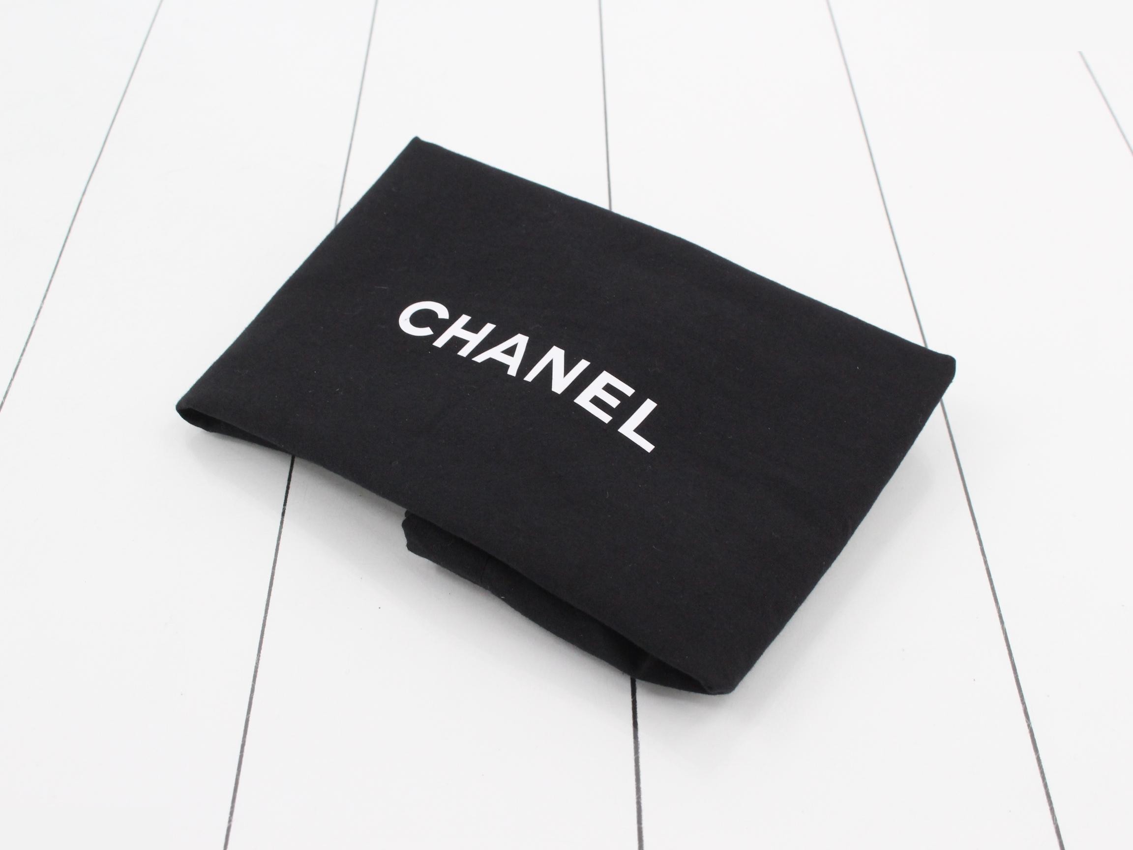 Caviar leather chain shoulder bag, black, plate — view 7