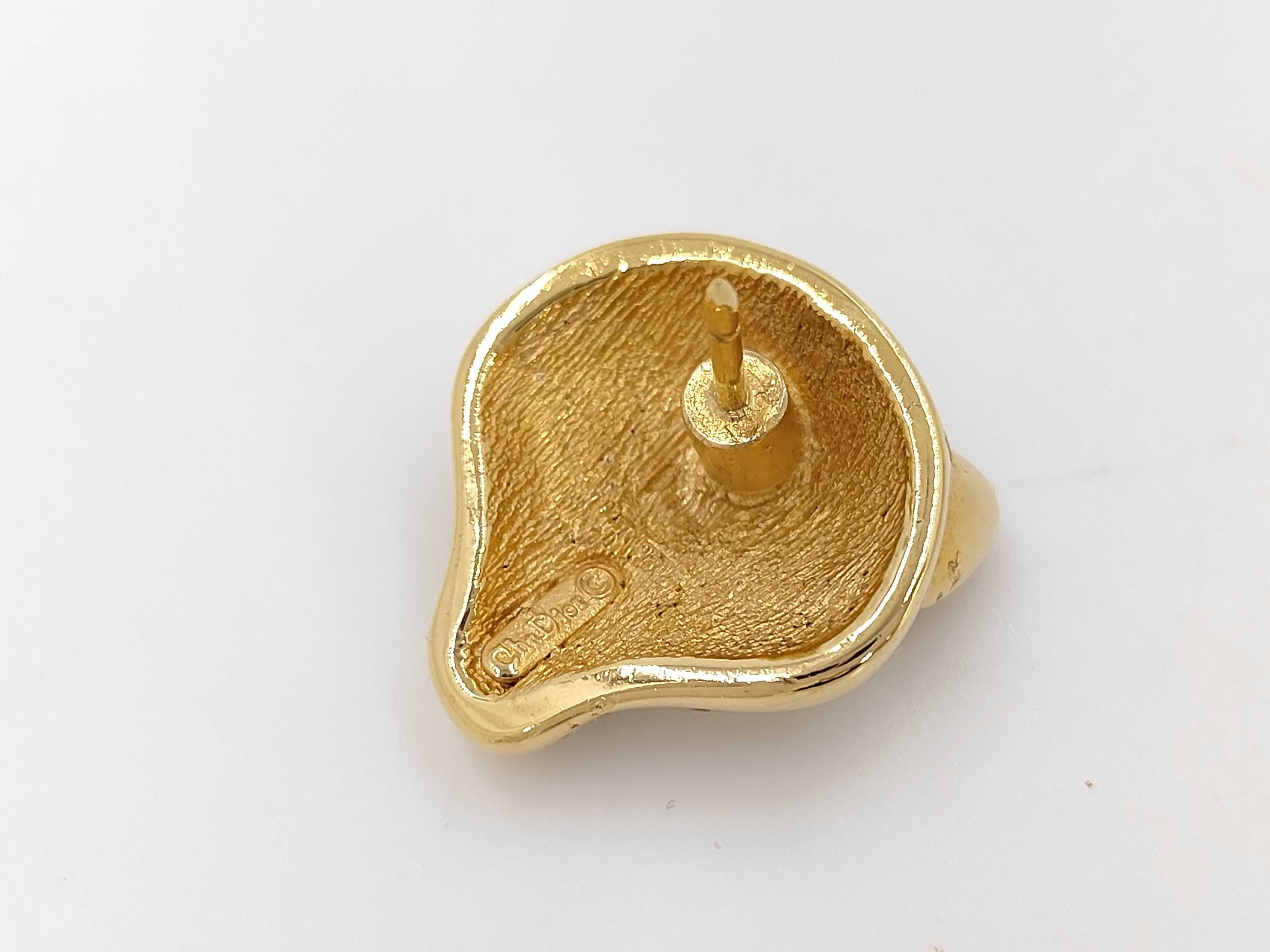brooch — view 2