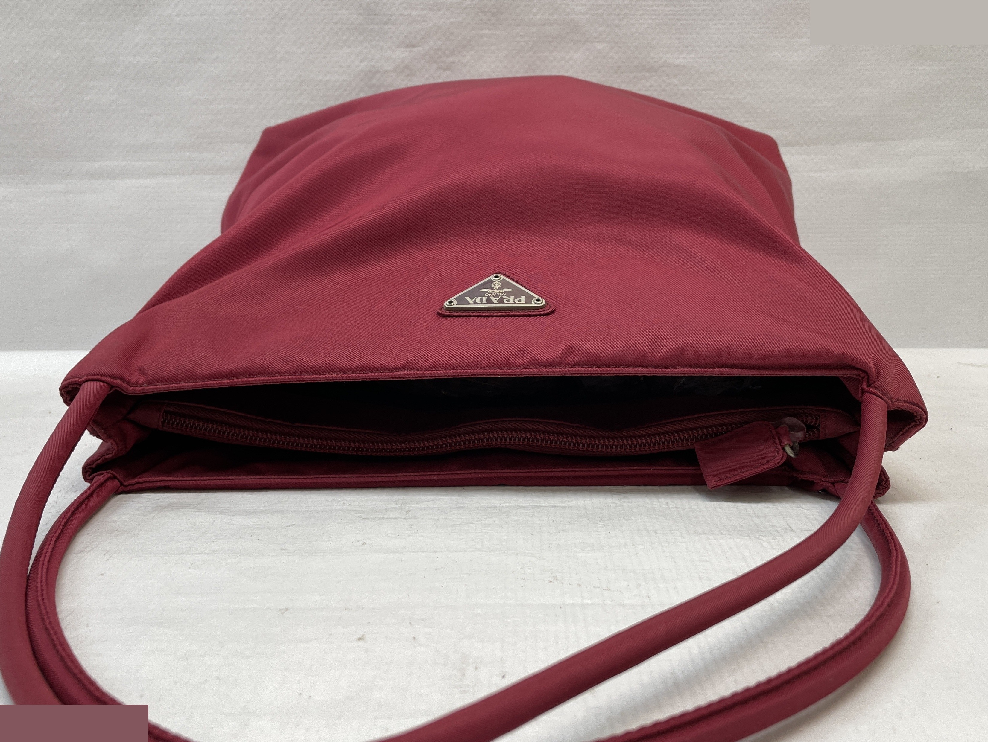 Nylon tote bag, red, triangular plate, triangle logo — view 4