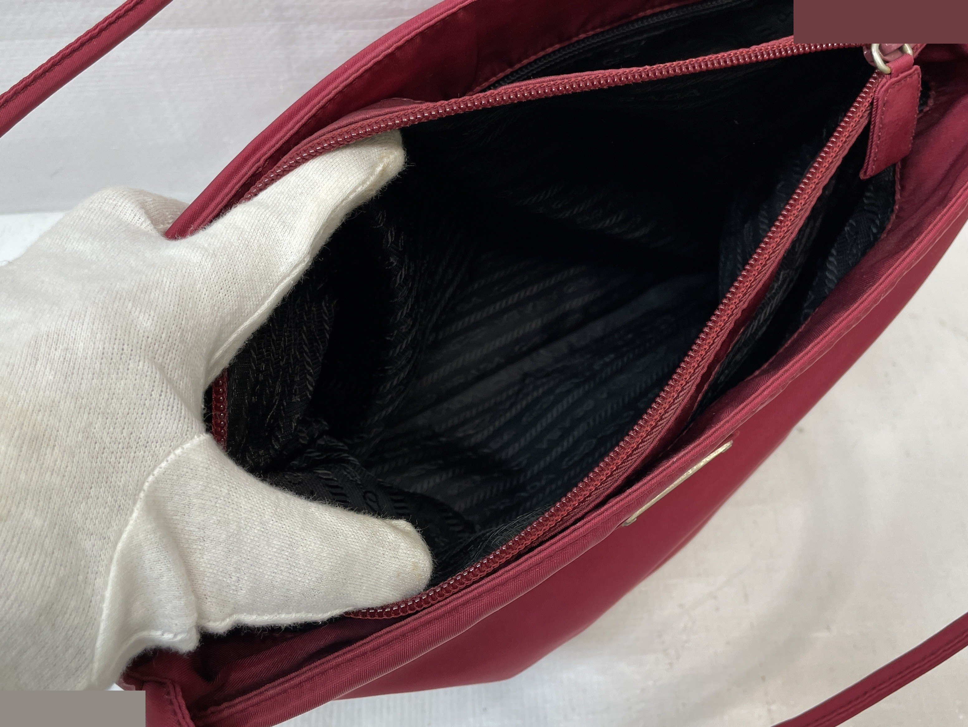 Nylon tote bag, red, triangular plate, triangle logo — view 9