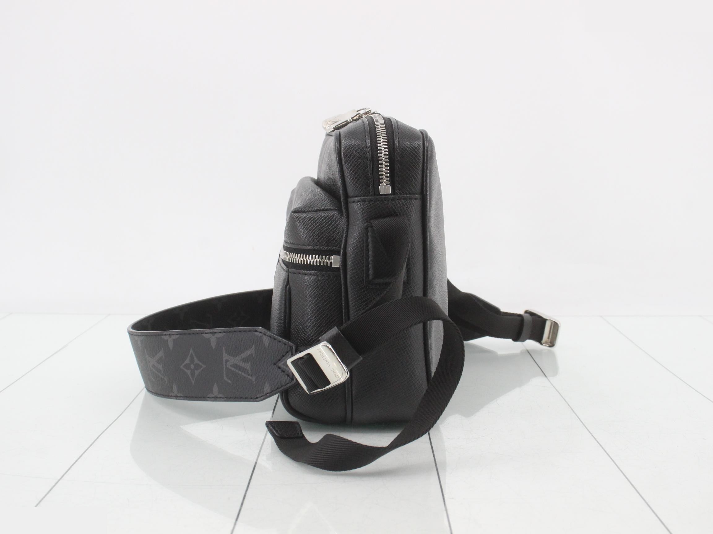 Taigarama Outdoor Messenger PM Noir Messenger Bag — view 3