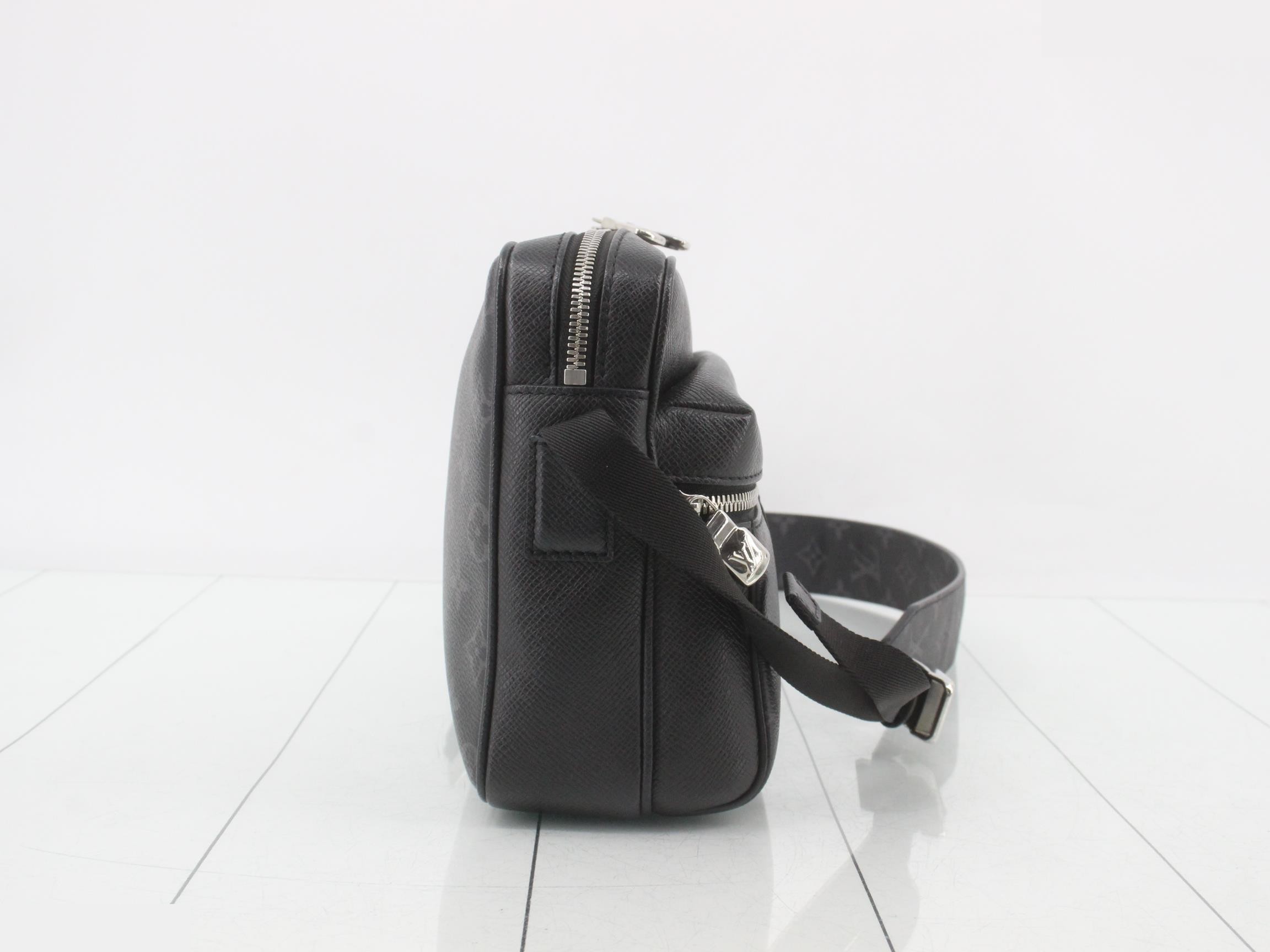 Taigarama Outdoor Messenger PM Noir Messenger Bag — view 4