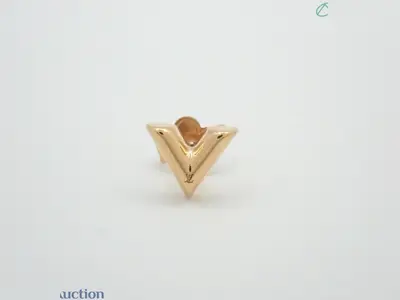 Essential V Earrings