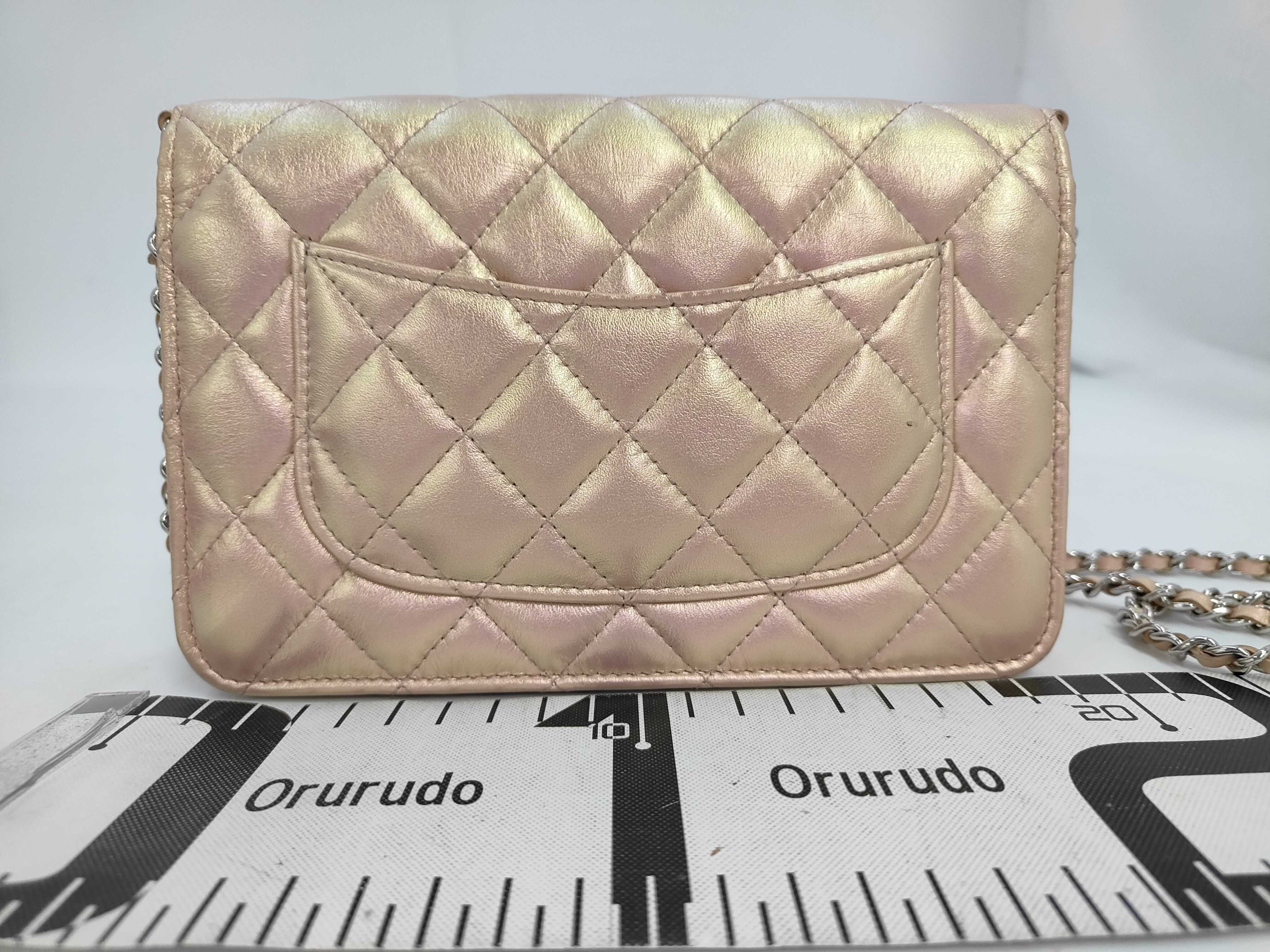 Matelassé Chain Wallet Aurora Pearl Gold Shoulder Bag — view 2