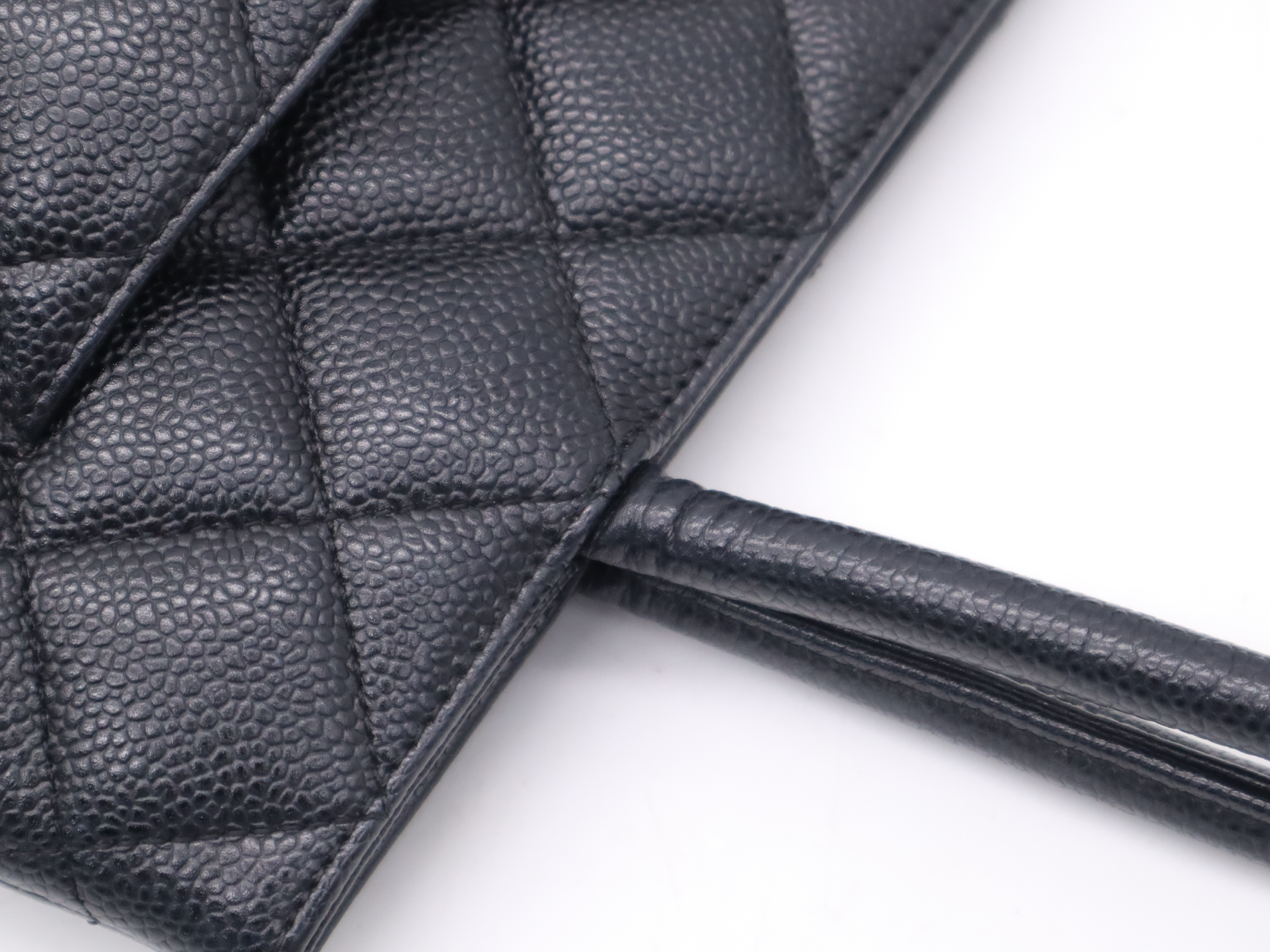 Caviar Skin Matelassé Reissue Black Seal 7544186 Tote Bag — view 7