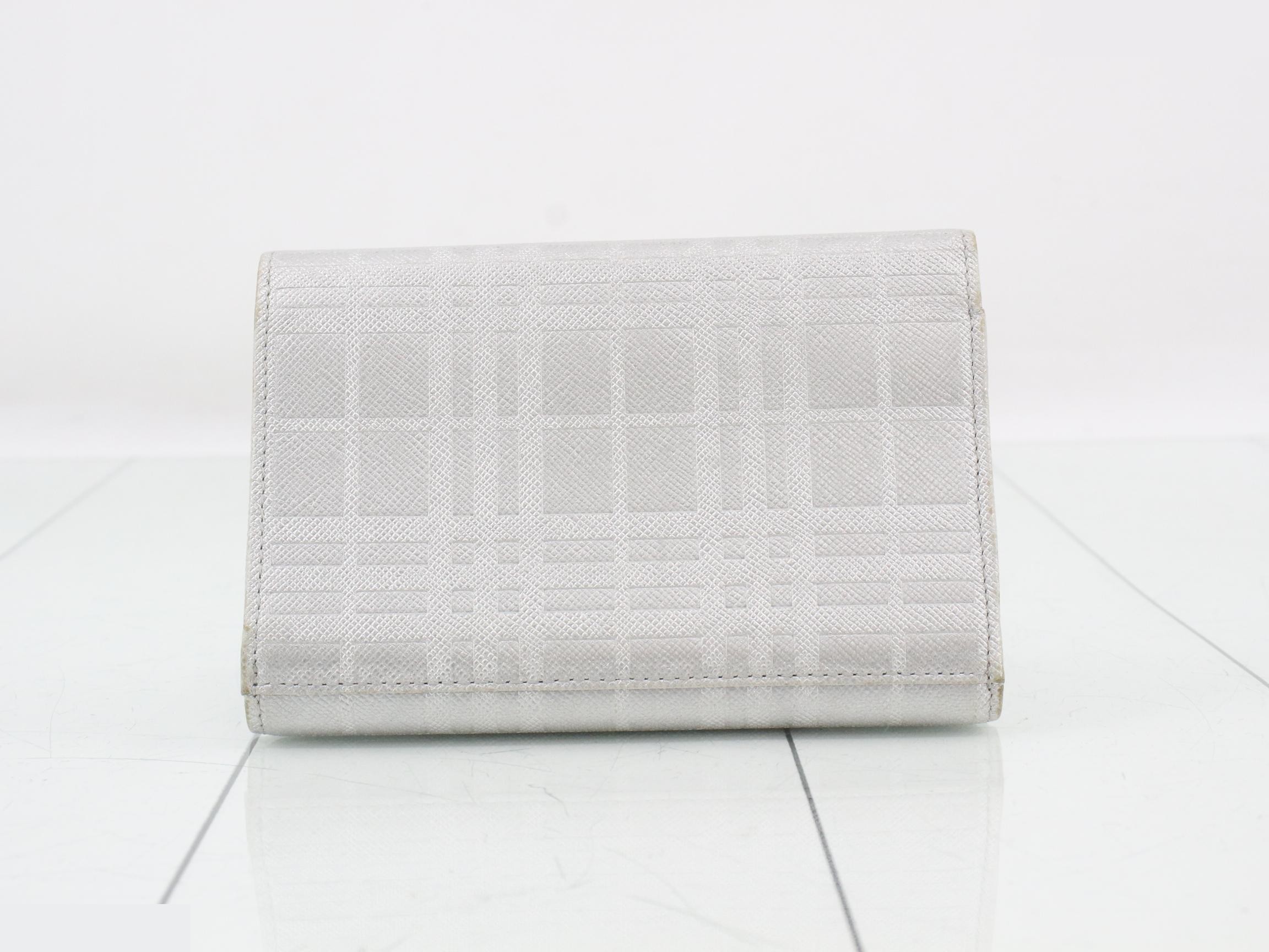 Tri-fold wallet, silver, embossed check pattern — view 2