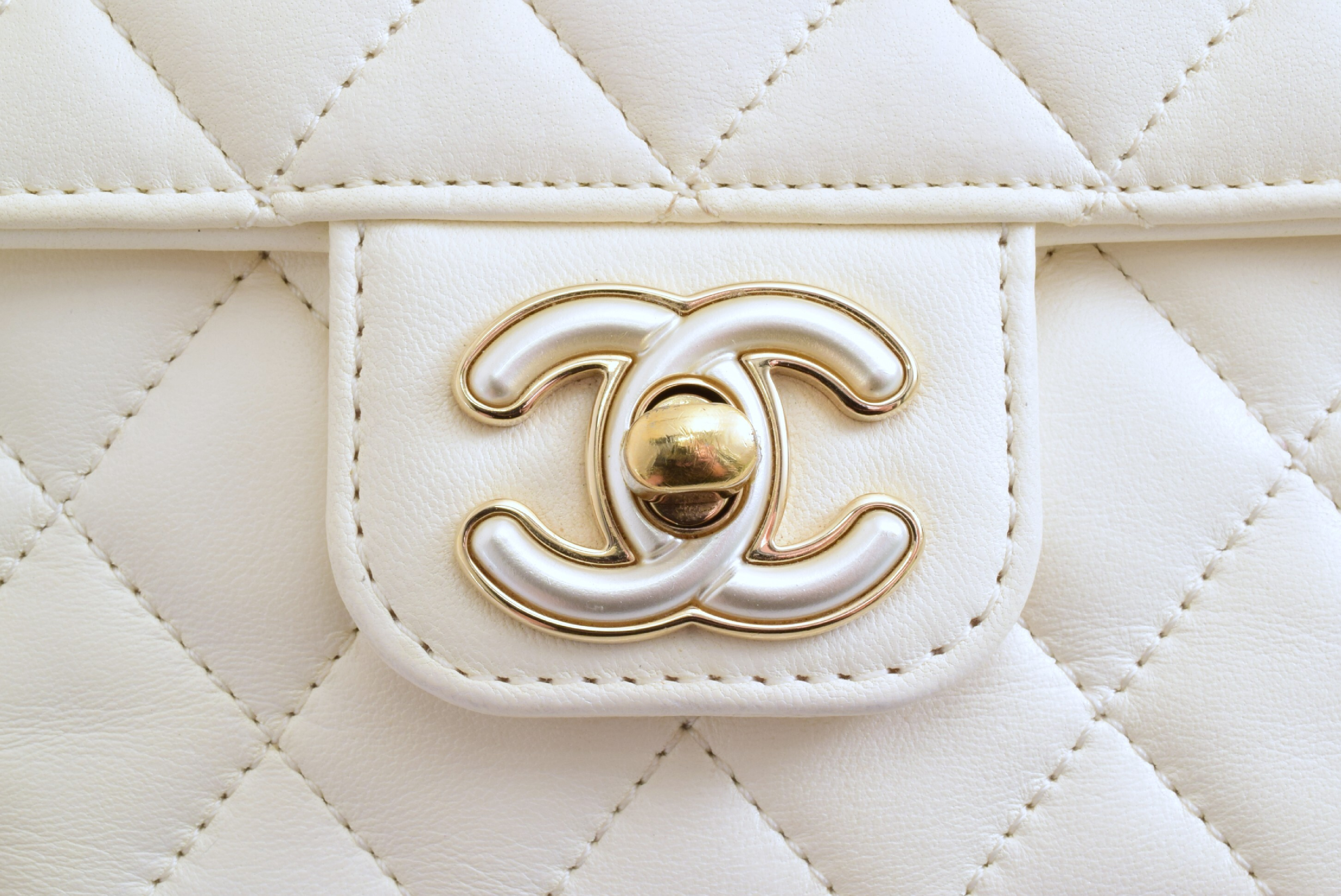 Matelassé Mini White Chain Shoulder Bag with Serial Number Plate — view 6