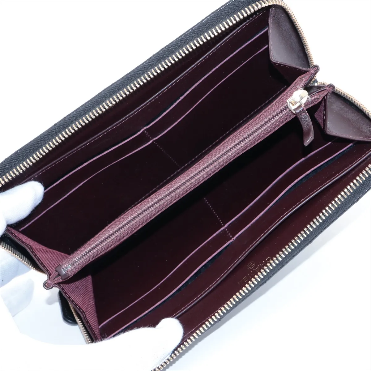 Matelasse Caviar Skin Round Zip Wallet Black Gold Hardware 21091748 Seal Black Light No Reaction — view 3