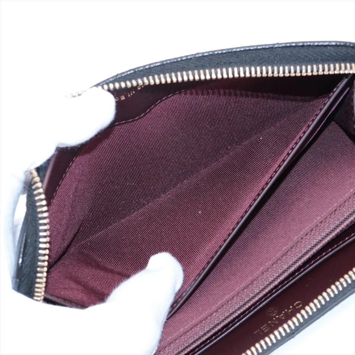 Matelasse Caviar Skin Round Zip Wallet Black Gold Hardware 21091748 Seal Black Light No Reaction — view 4