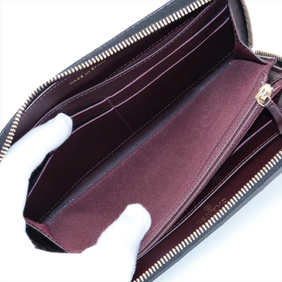 Matelasse Caviar Skin Round Zip Wallet Black Gold Hardware 21091748 Seal Black Light No Reaction — view 5