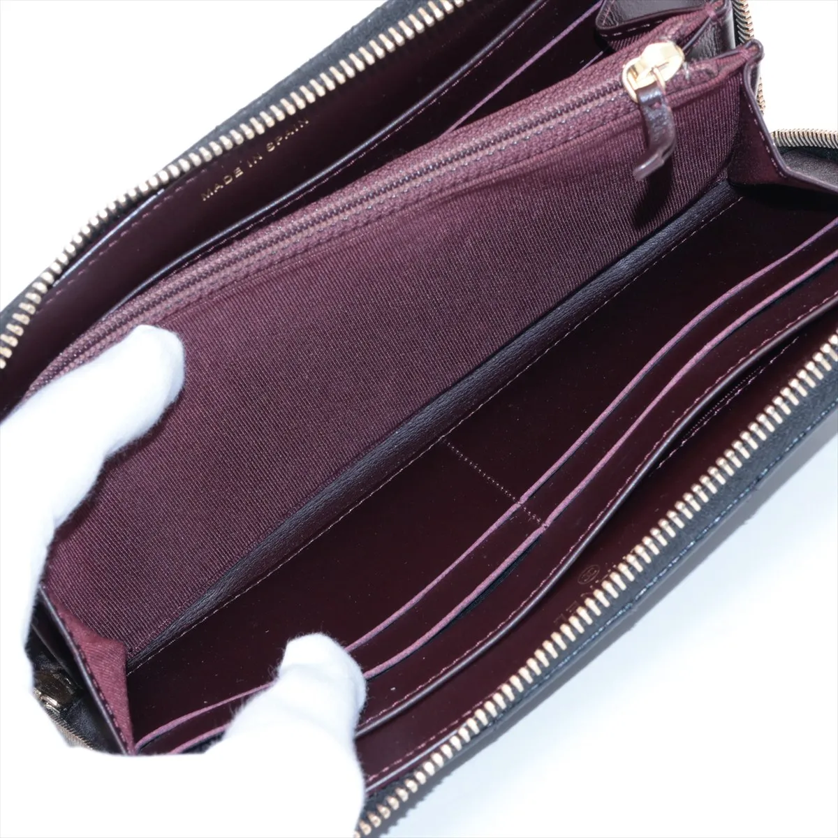 Matelasse Caviar Skin Round Zip Wallet Black Gold Hardware 21091748 Seal Black Light No Reaction — view 6