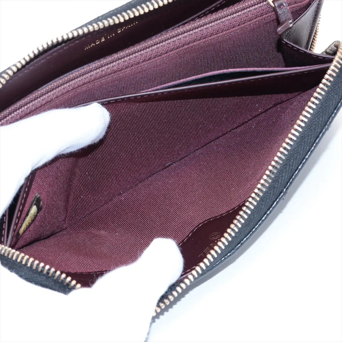 Matelasse Caviar Skin Round Zip Wallet Black Gold Hardware 21091748 Seal Black Light No Reaction — view 7