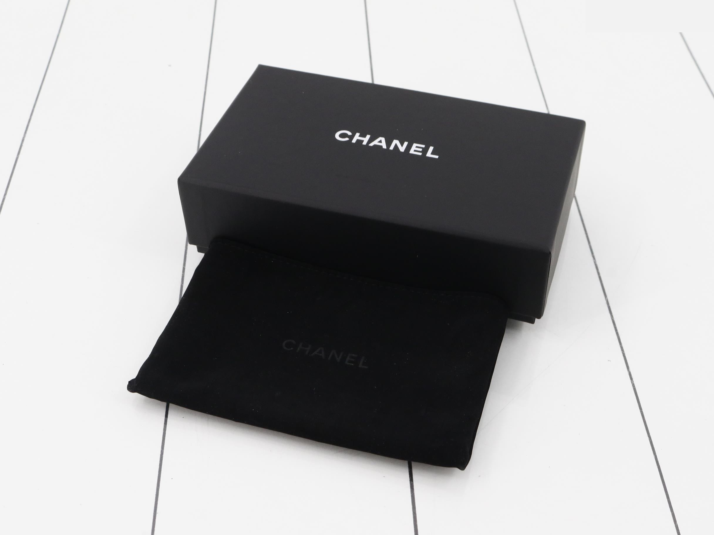 Six-key case, caviar leather, black, gold hardware, Coco Mark, serial number in the 20s. — view 5