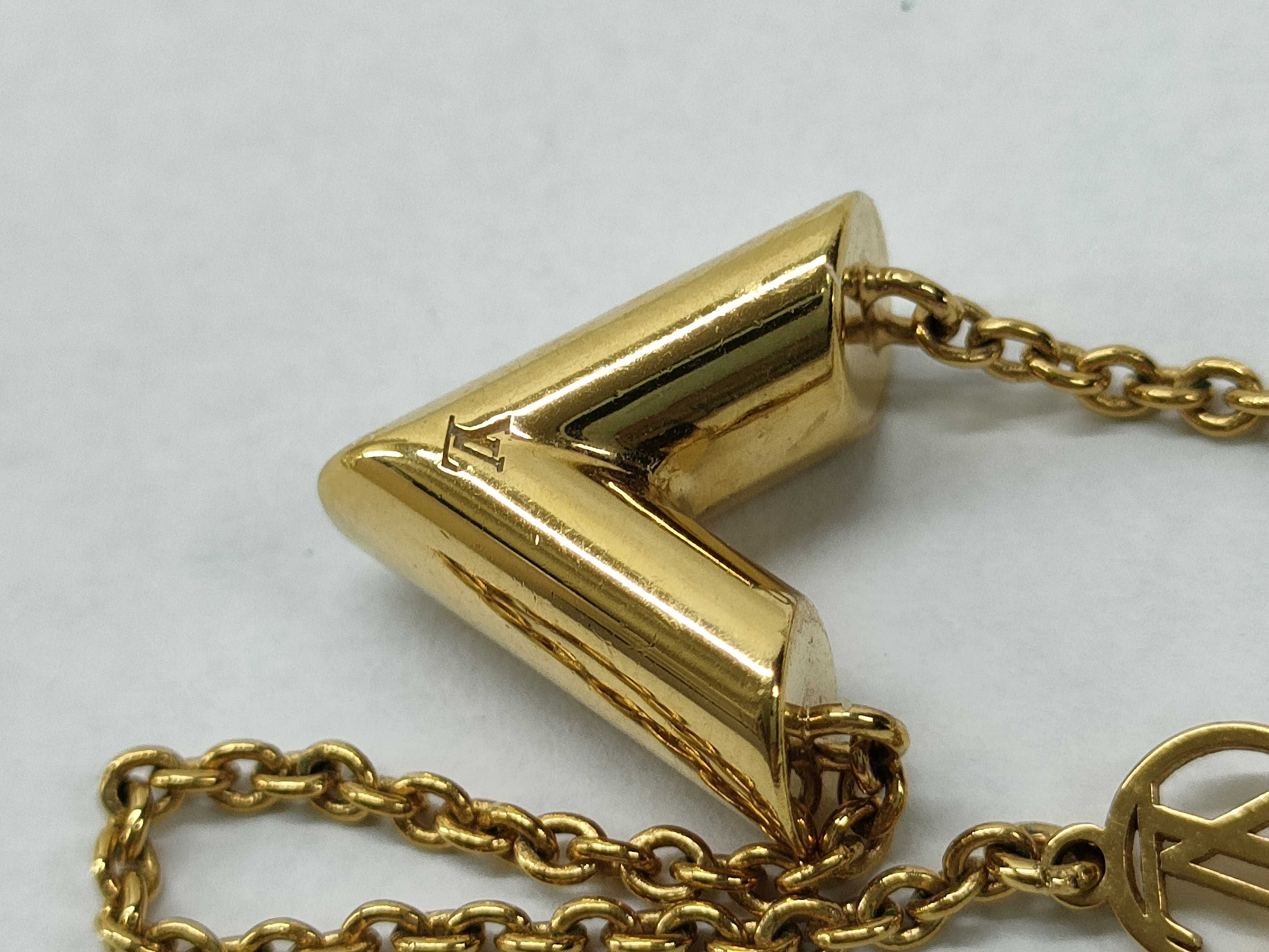 LV M00857 Essential V Necklace — view 7