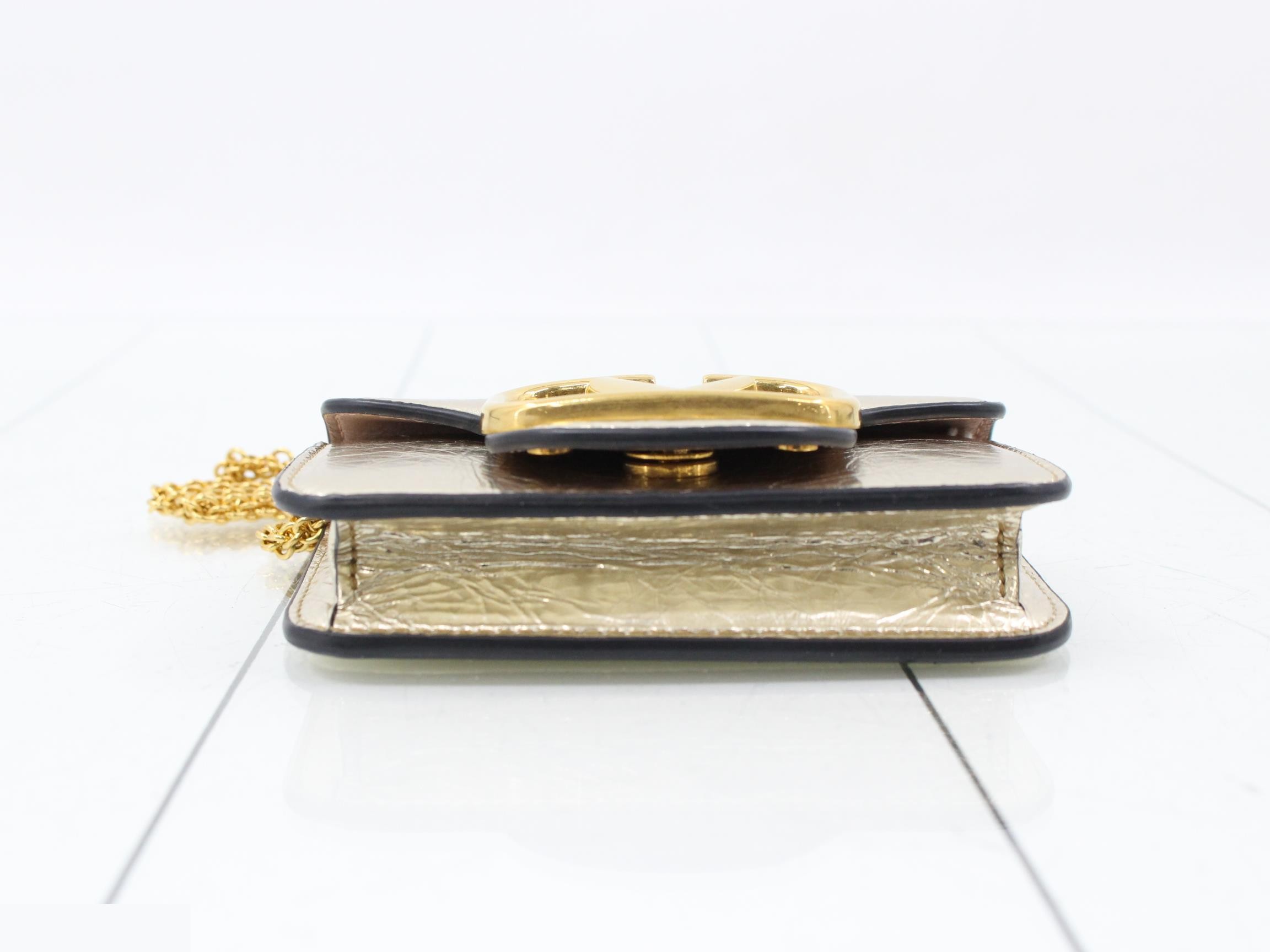 V logo chain — view 3