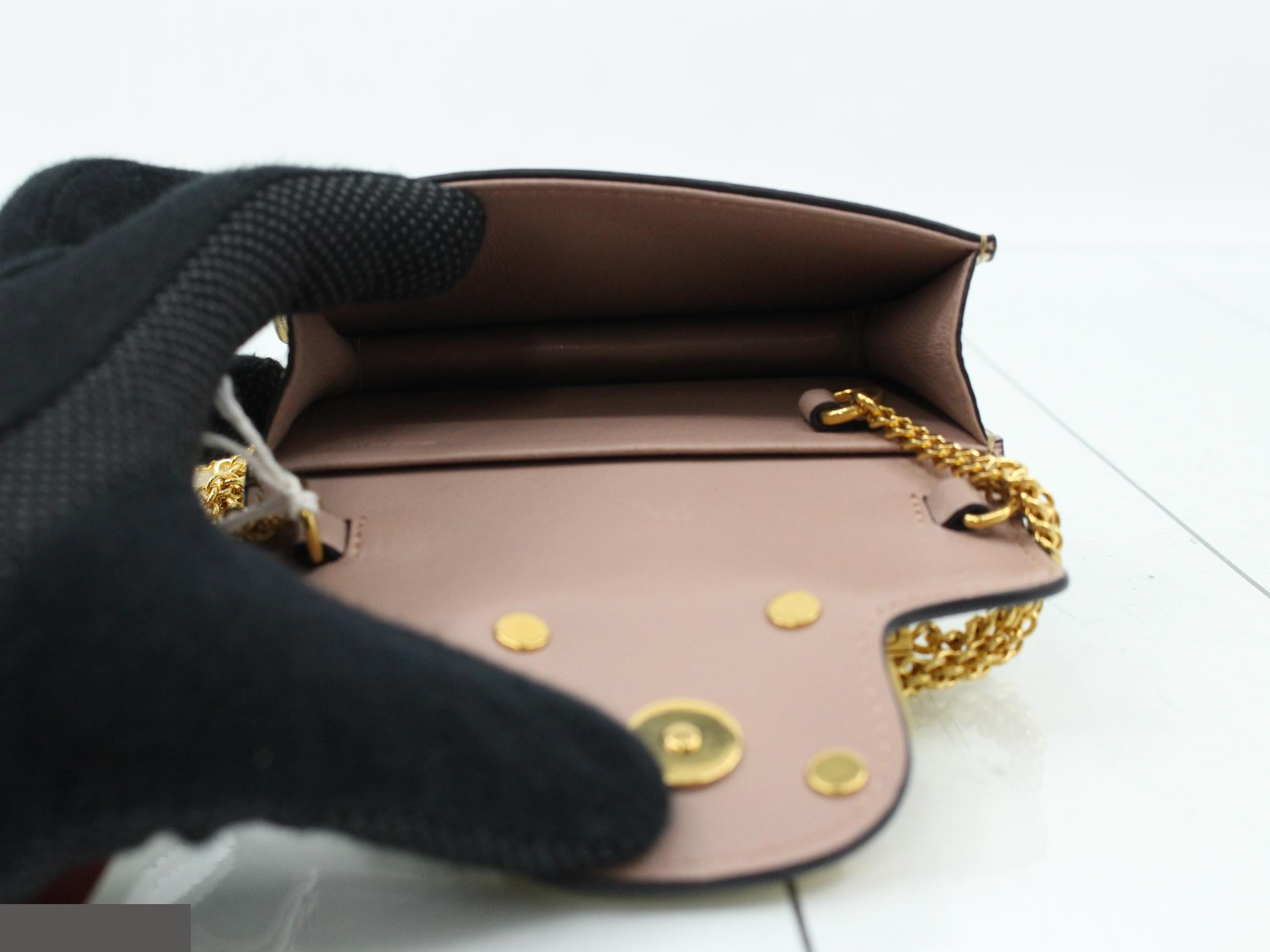V logo chain — view 4