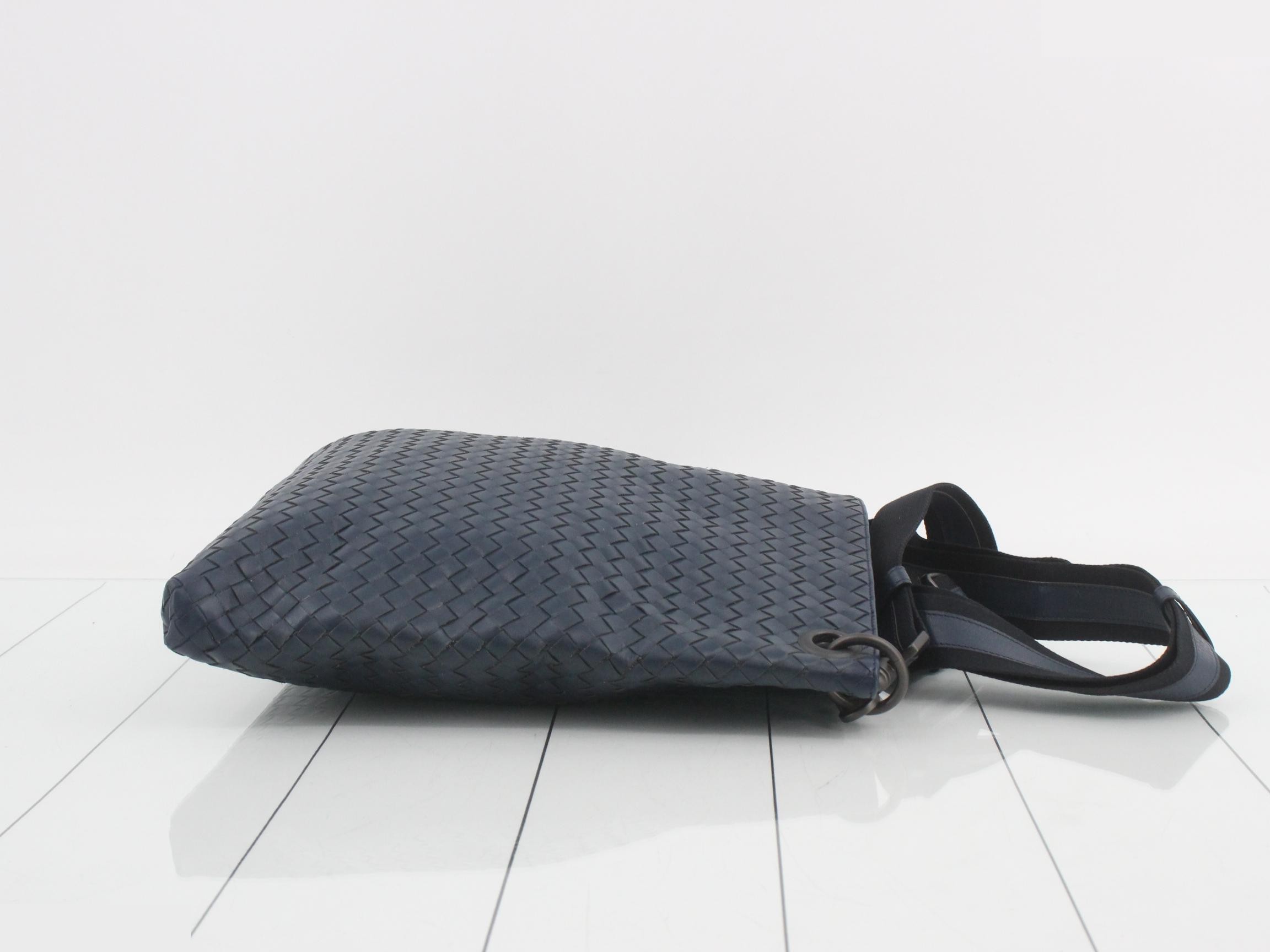 Intrecciato leather shoulder bag, blue tones — view 3