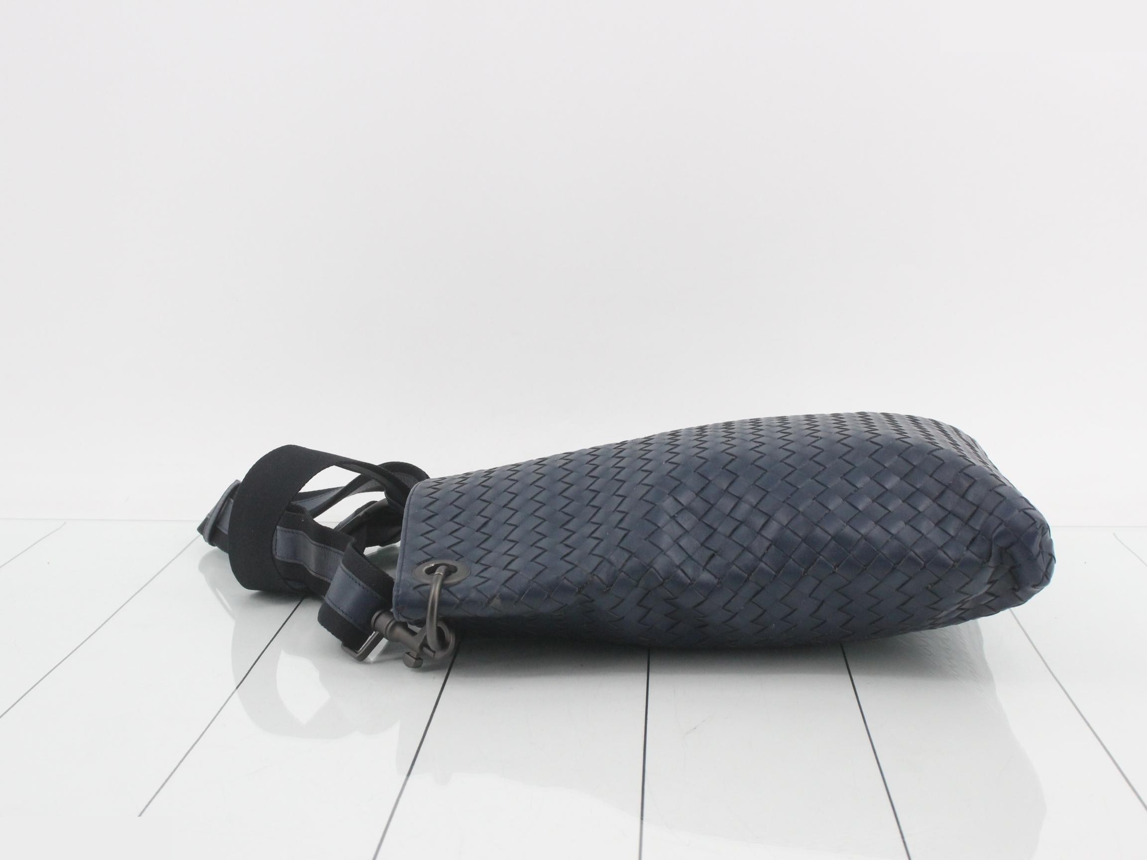 Intrecciato leather shoulder bag, blue tones — view 4