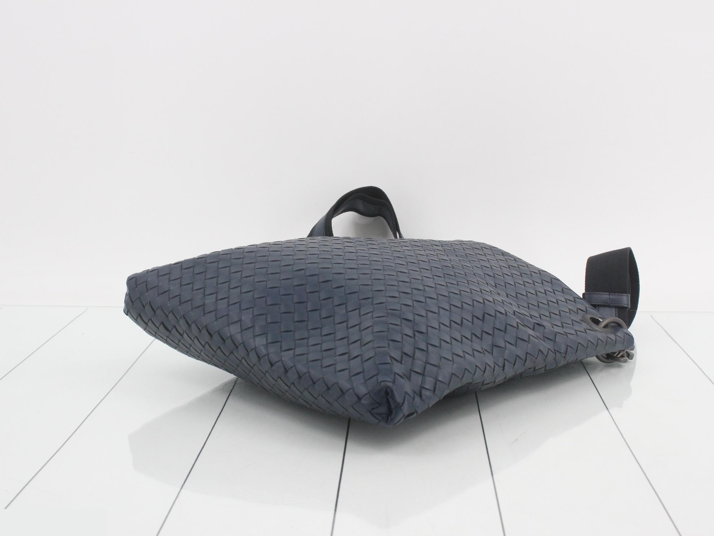 Intrecciato leather shoulder bag, blue tones — view 6