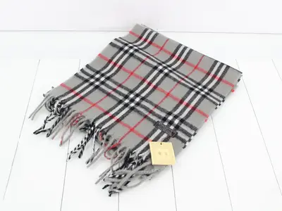 Unused, 50% acrylic, 50% lamb's wool scarf, gray, Nova check pattern.