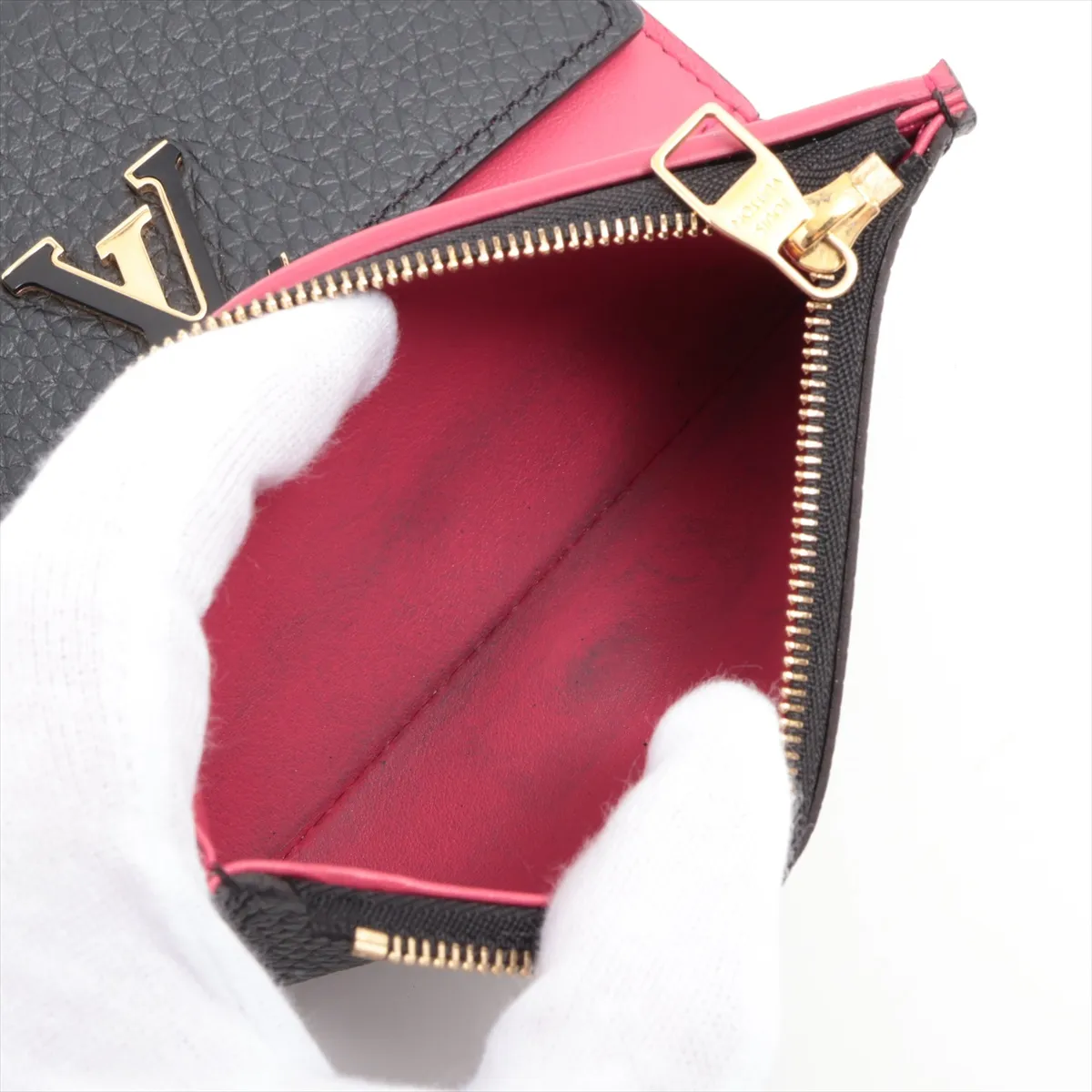 Taurillon Portefeuille Capucines Compact M62157 Noir x Hot Pink Compact Wallet with Initials RFID Reactive — view 6