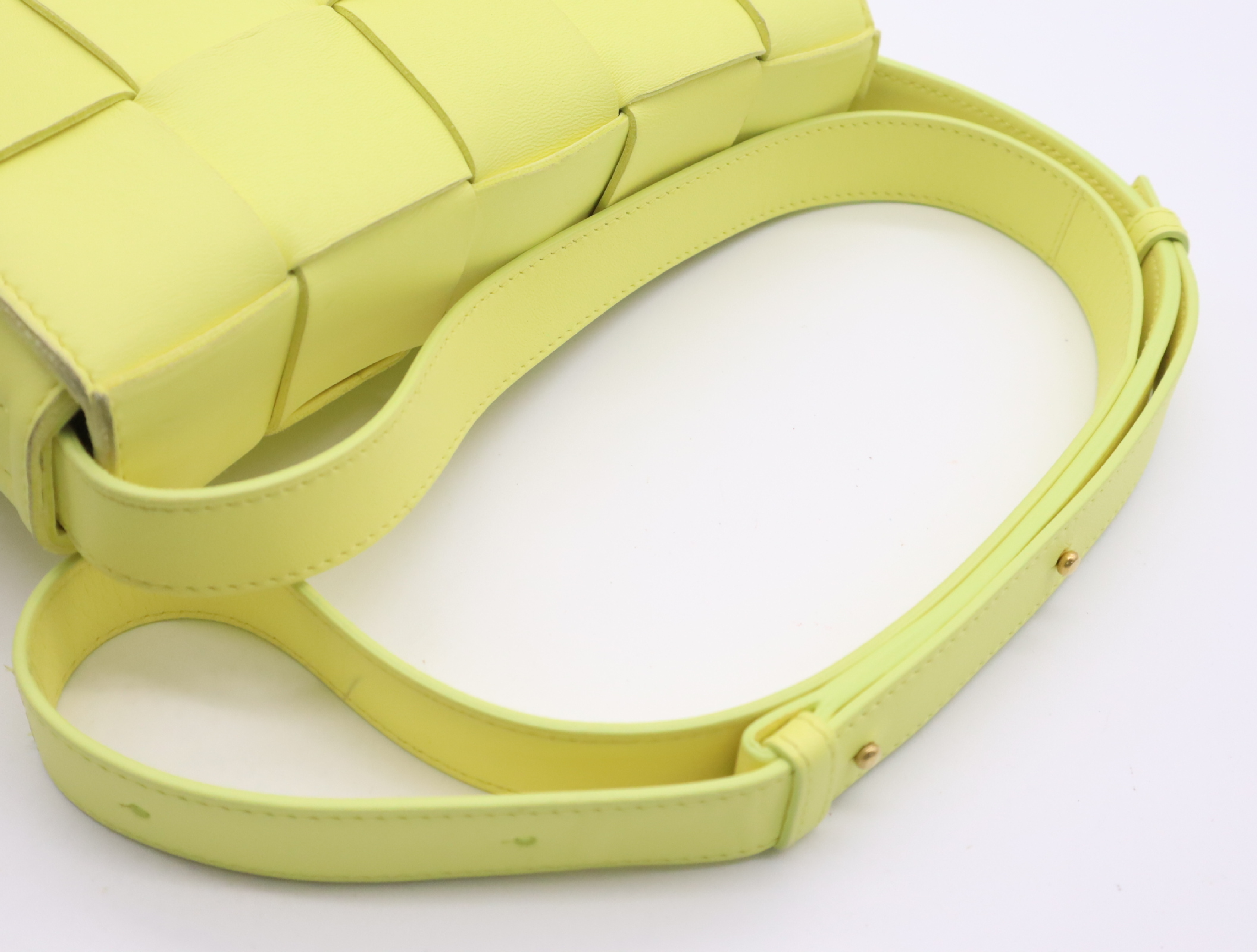 Leather Maxi Intrecciato Cassette Shoulder Bag, Light Yellow - Shoulder Bag — view 10