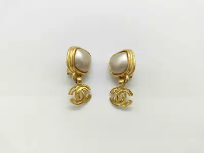 earrings with box, square pearl and Coco Mark design.