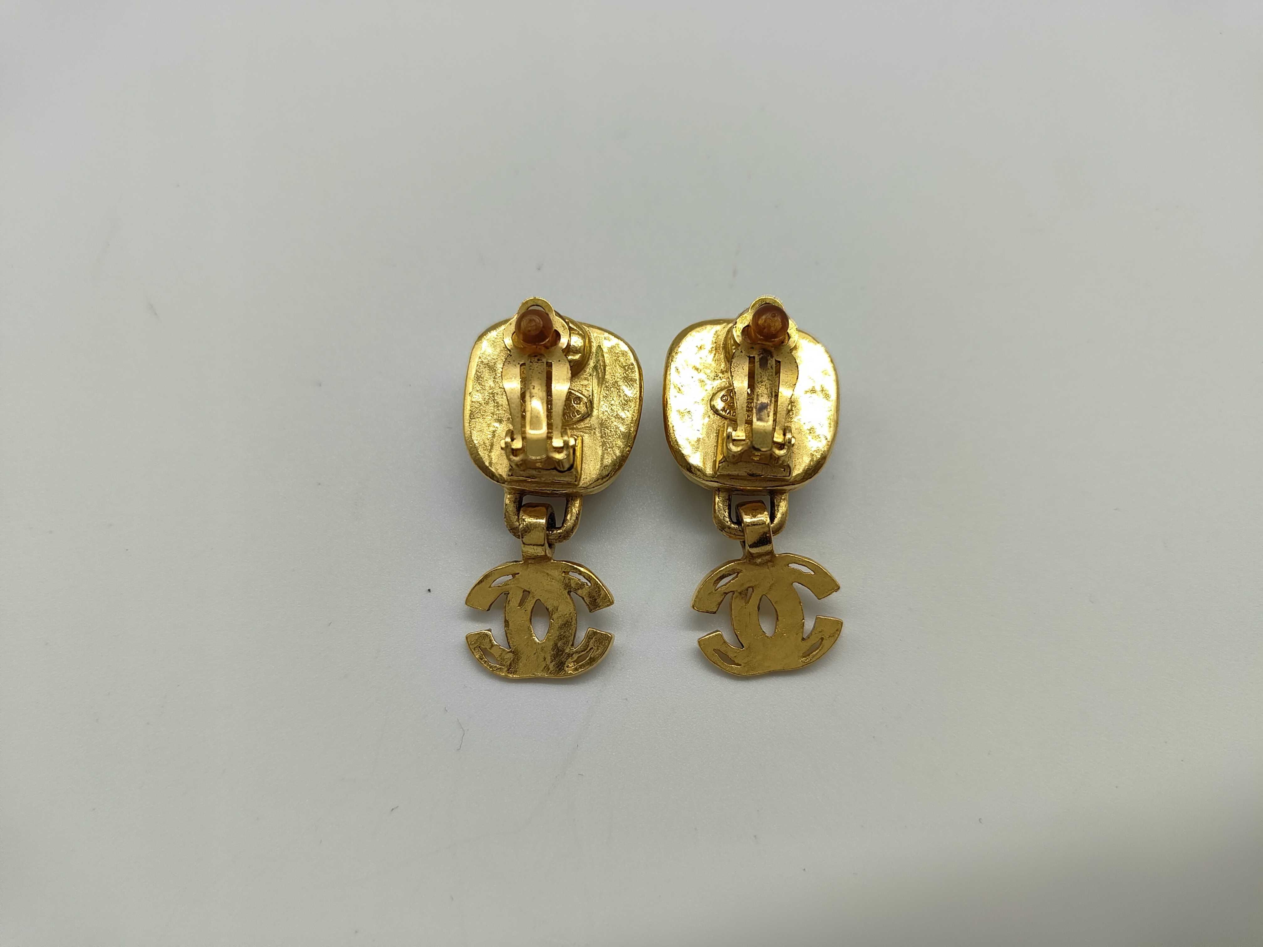 earrings with box, square pearl and Coco Mark design. — view 2