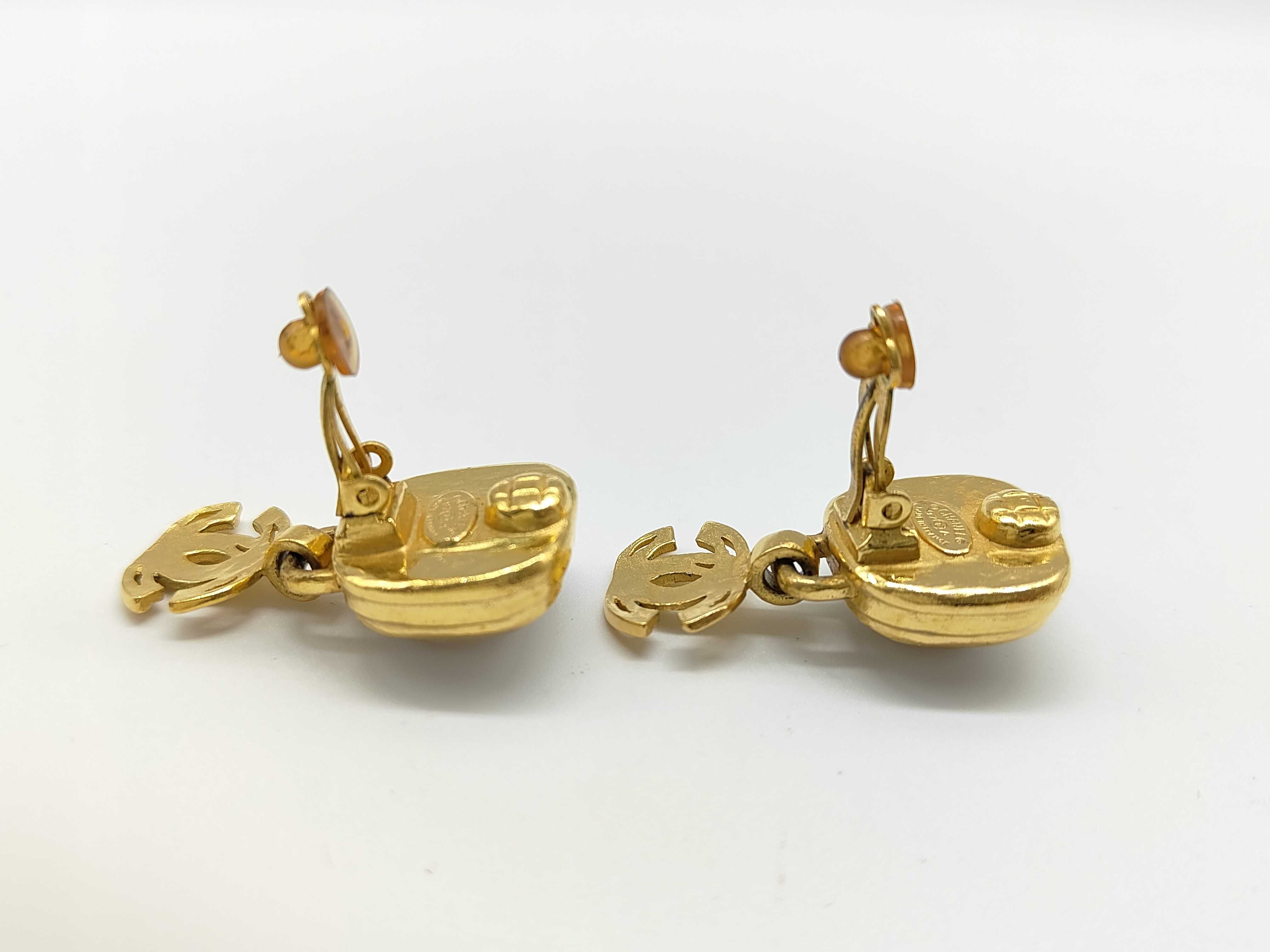 earrings with box, square pearl and Coco Mark design. — view 4
