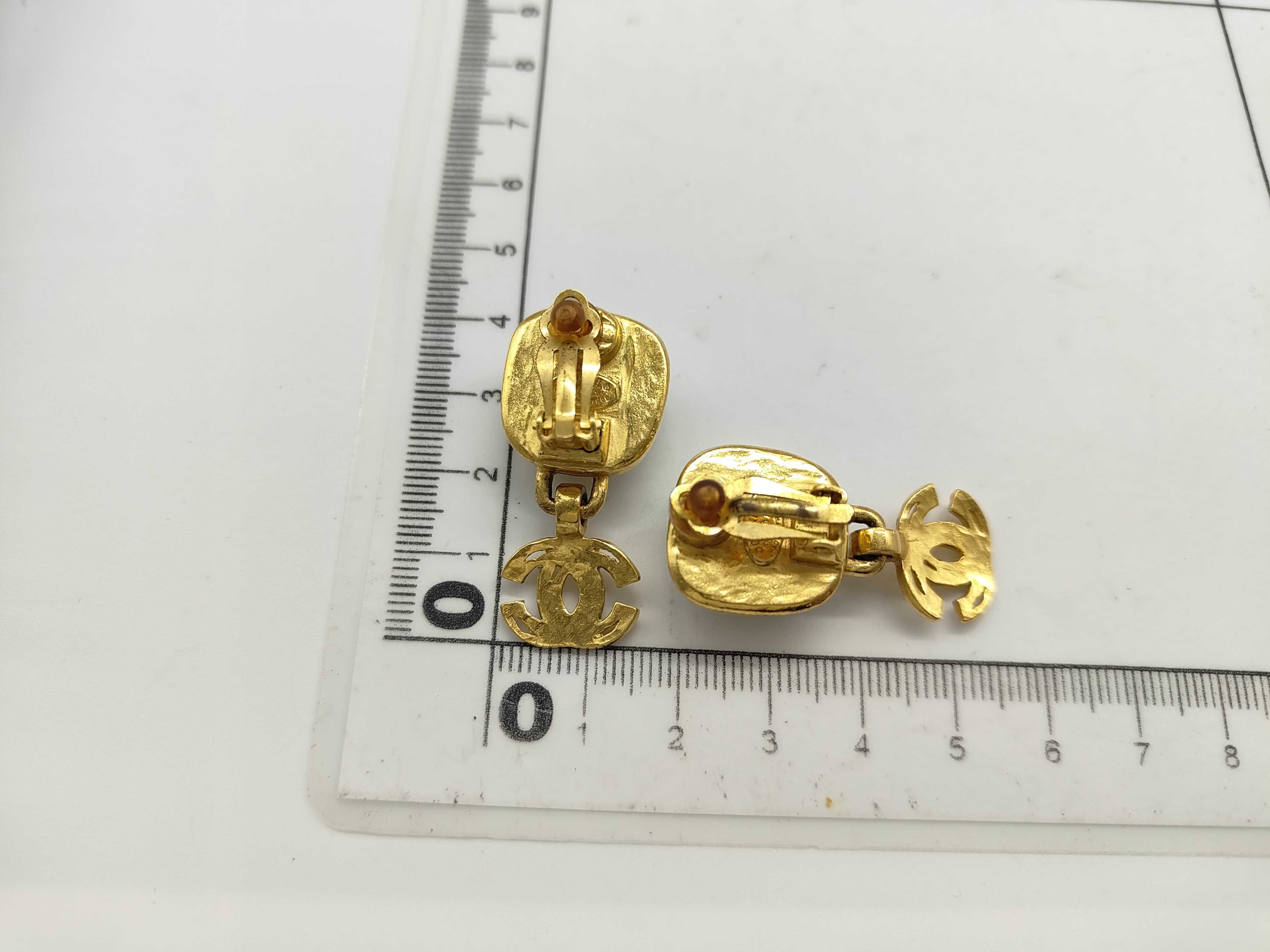 earrings with box, square pearl and Coco Mark design. — view 6
