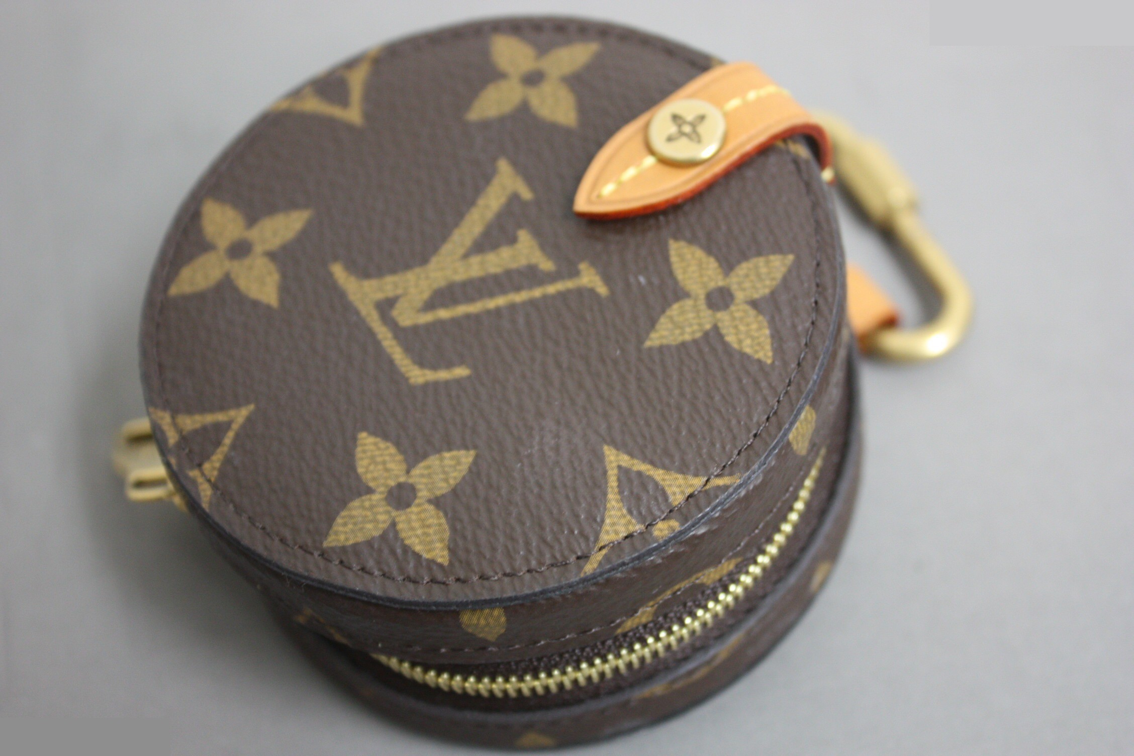 Round case — view 2