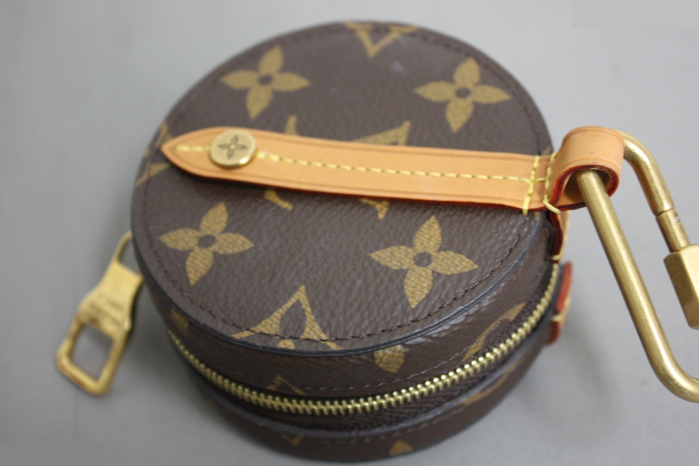 Round case — view 3
