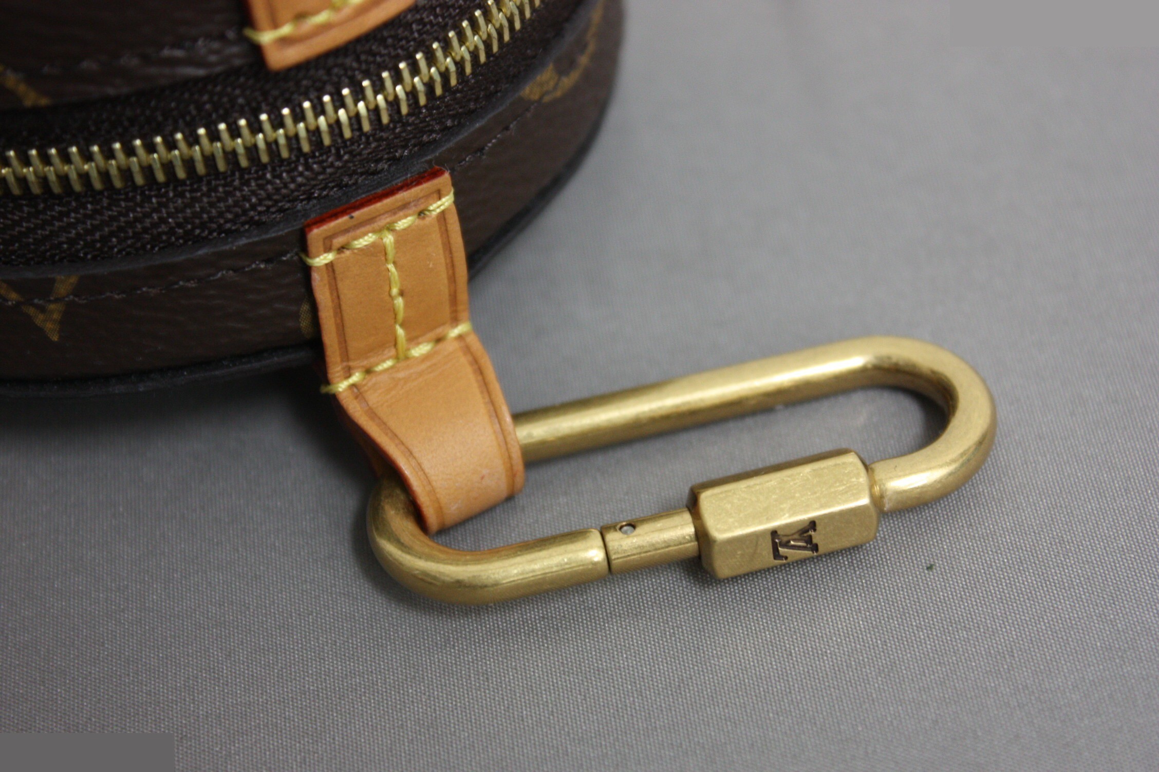 Round case — view 4