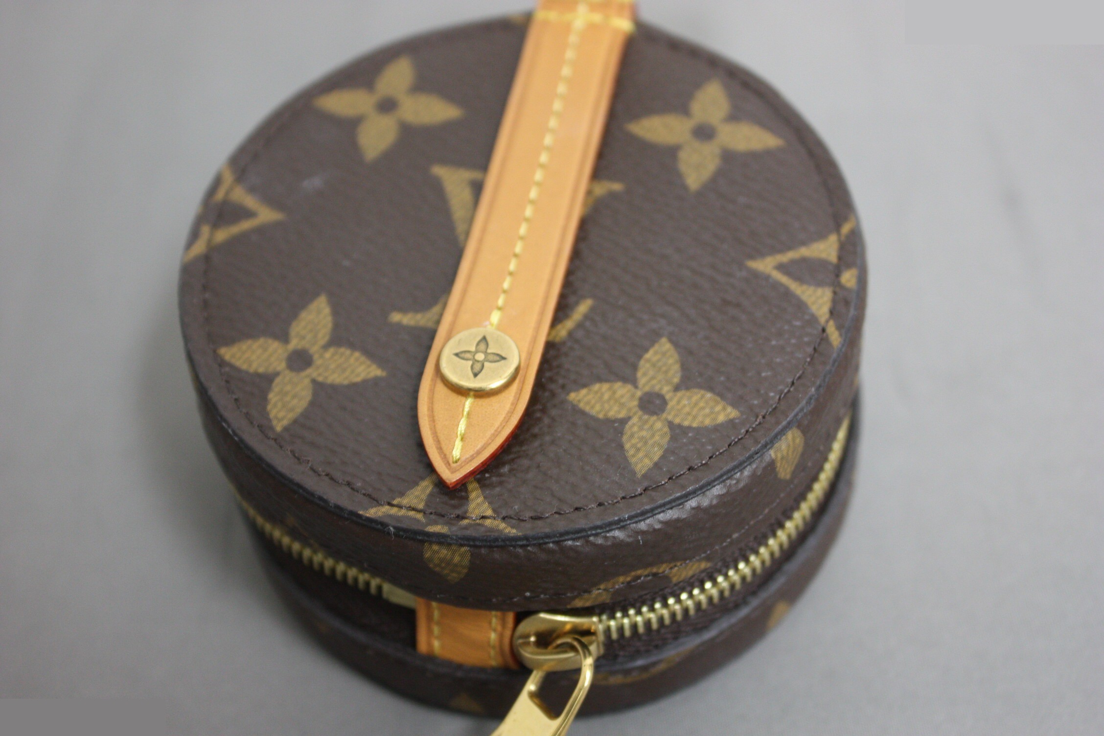 Round case — view 6