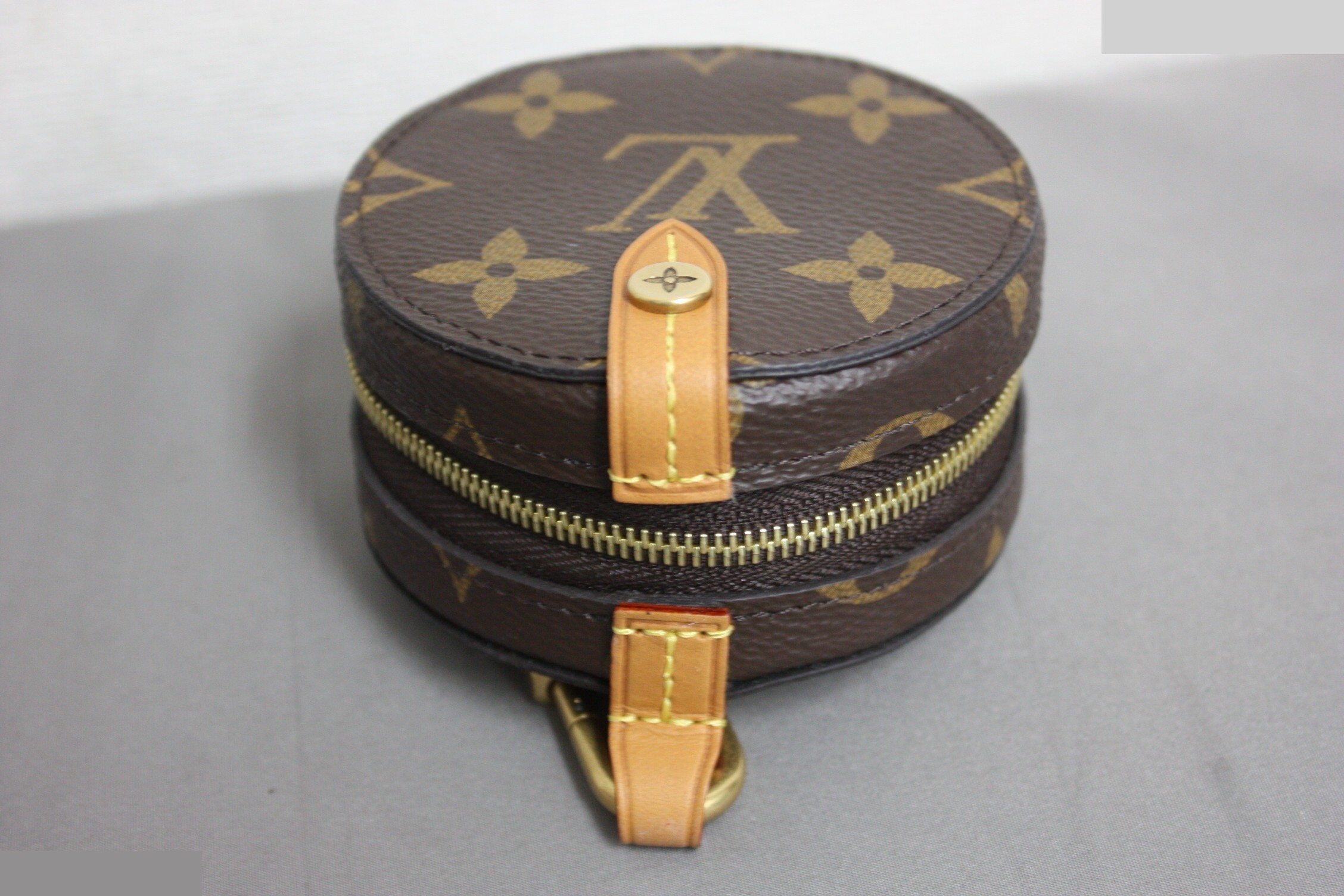 Round case — view 7