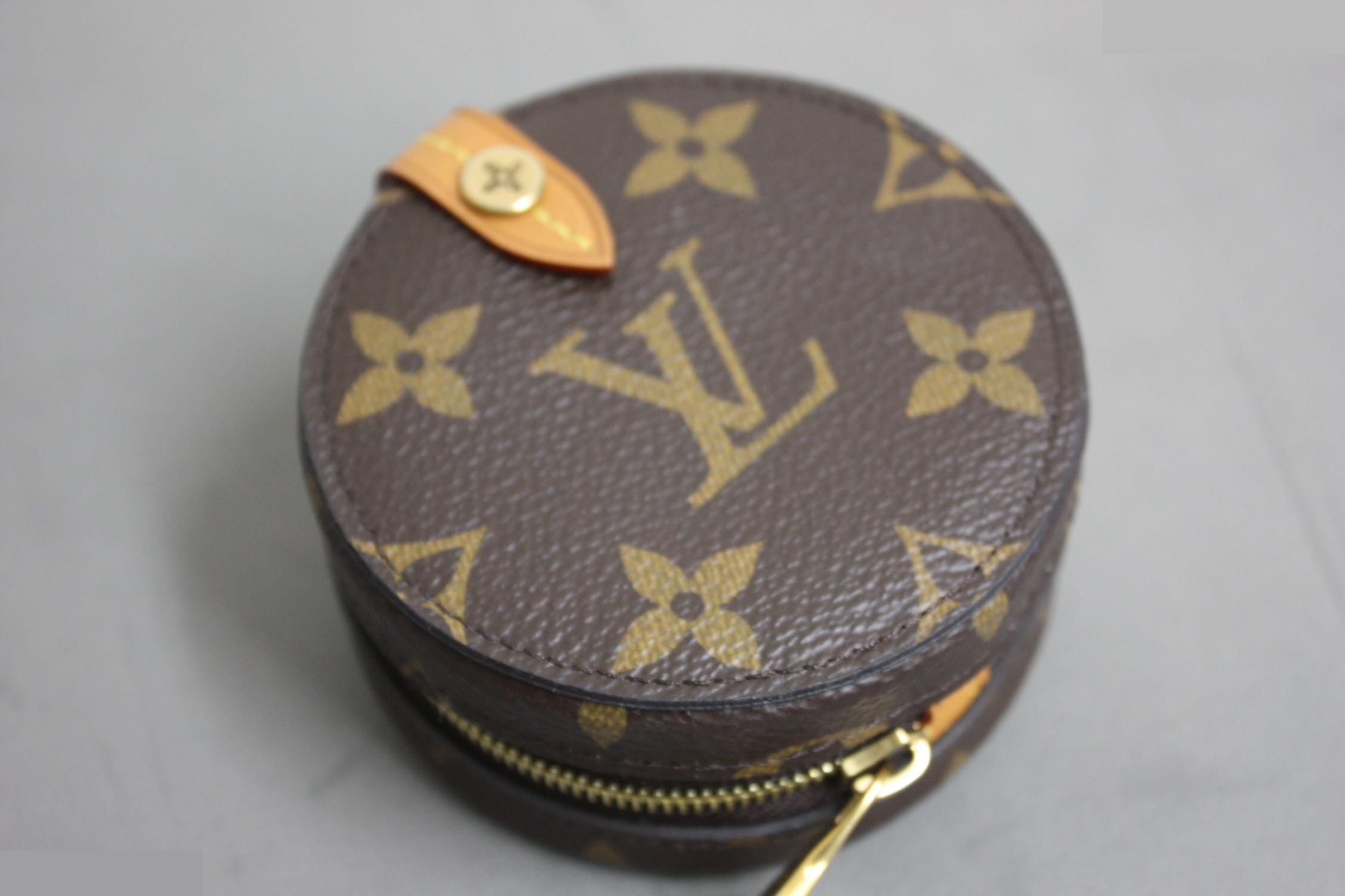 Round case — view 9