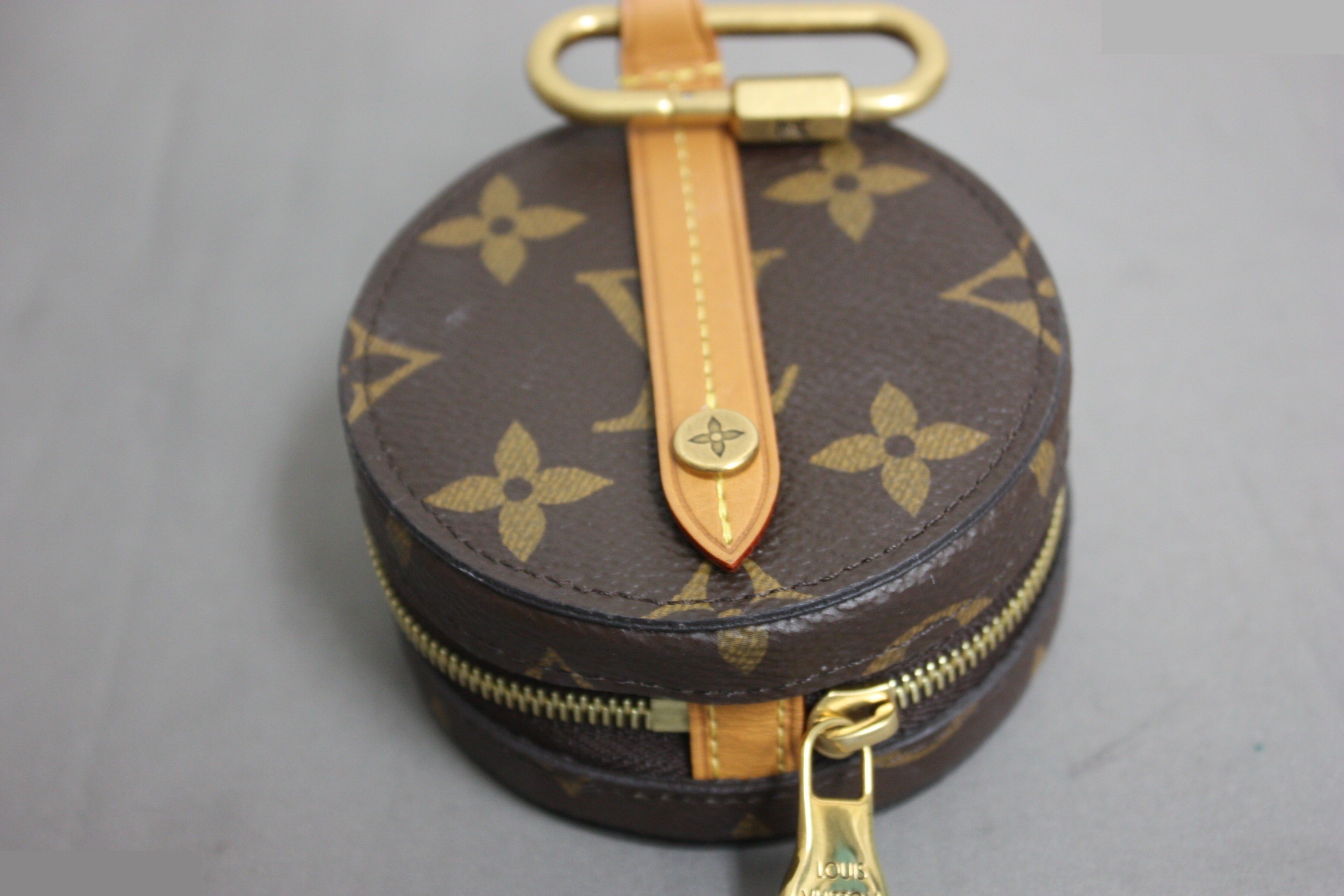 Round case — view 10