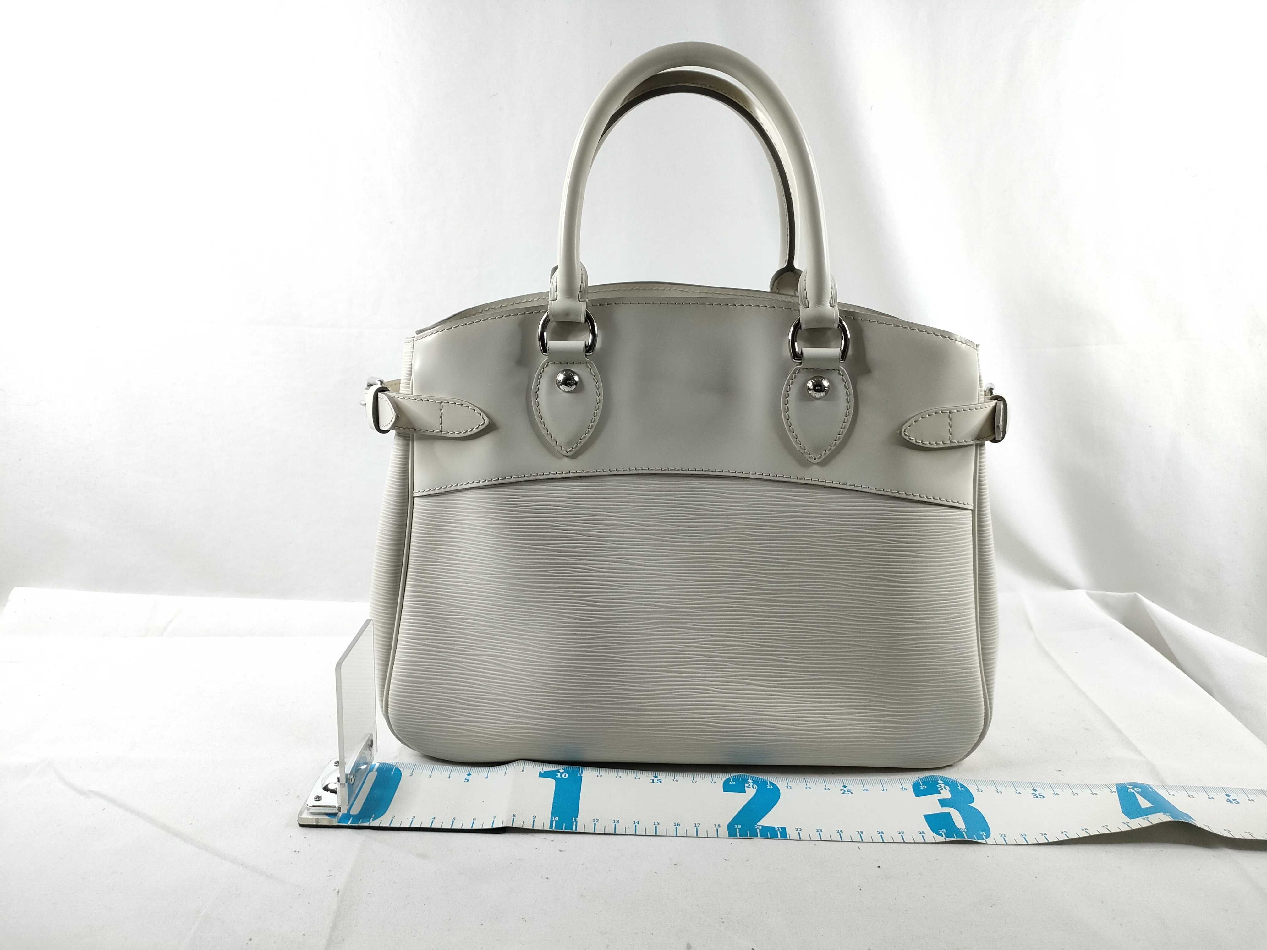 Epi M5926J Epi Passy Ivoire Handbag — view 2