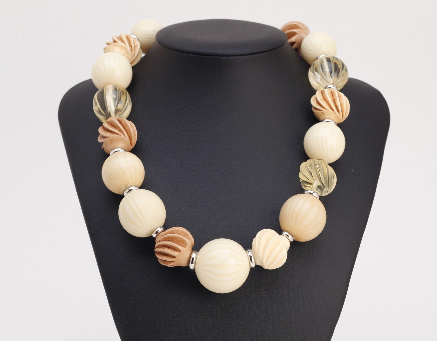 Other lines: Precious metal necklaces and pendants, total length approximately 55 cm. — view 2