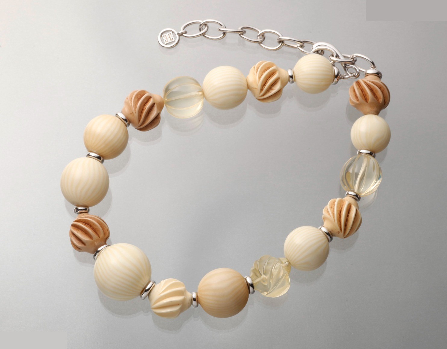 Other lines: Precious metal necklaces and pendants, total length approximately 55 cm. — view 3
