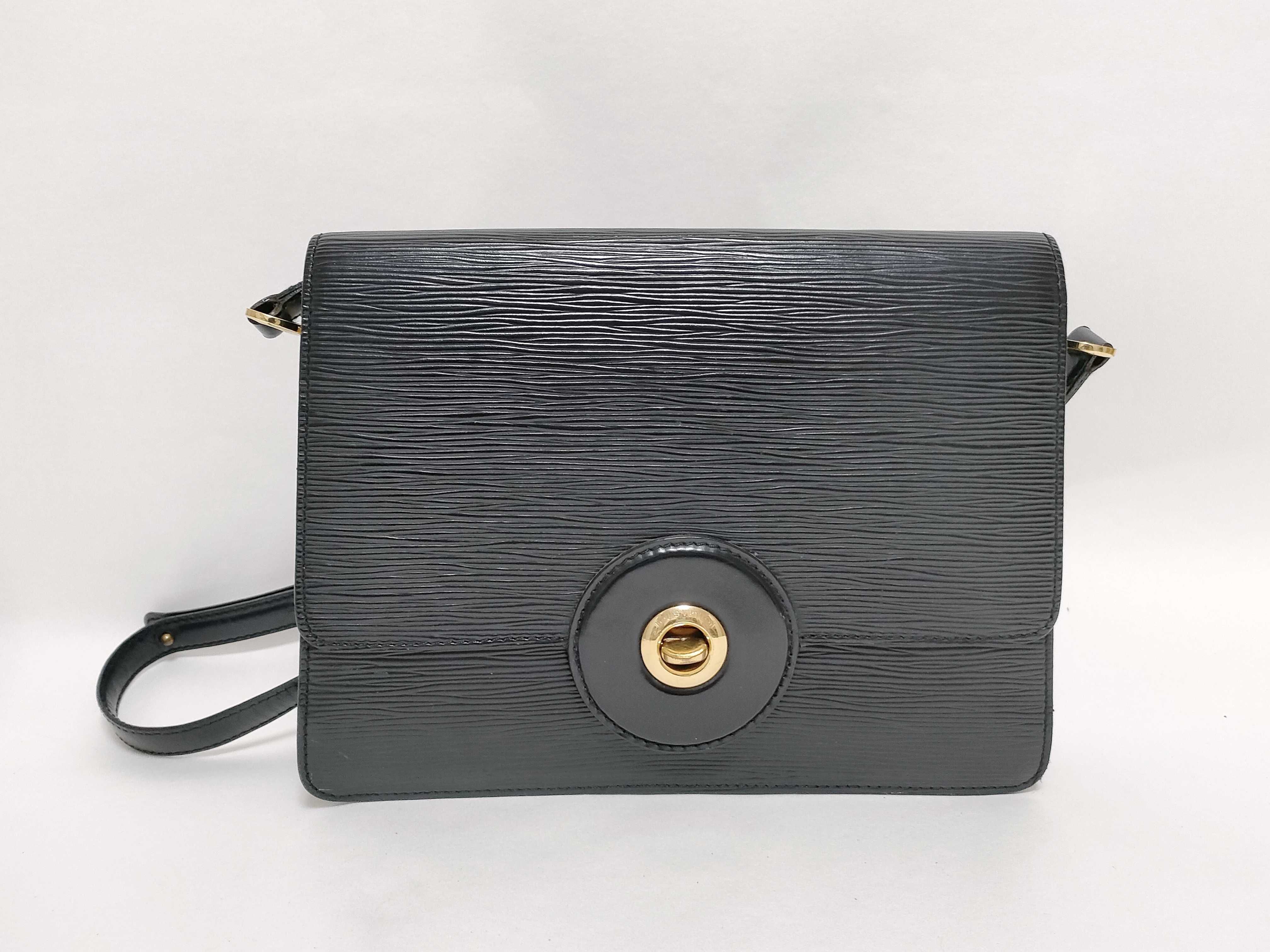 Epi Free Run M52402 Black Leather Shoulder Bag